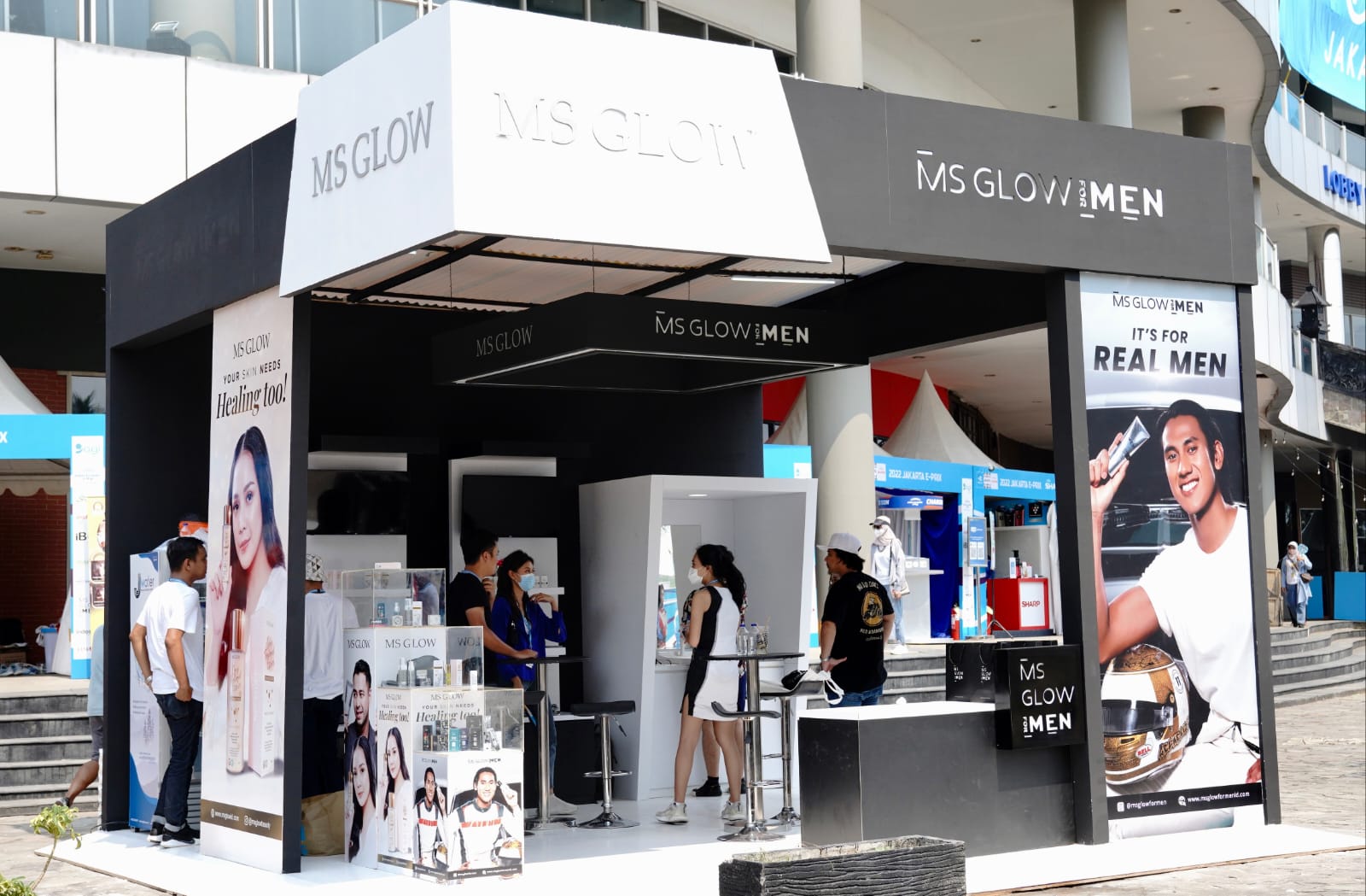 Salah satu yang paling menarik perhatian pengunjung di Jakarta International E-Prix Circuit, adalah booth dari MS Glow For Men.