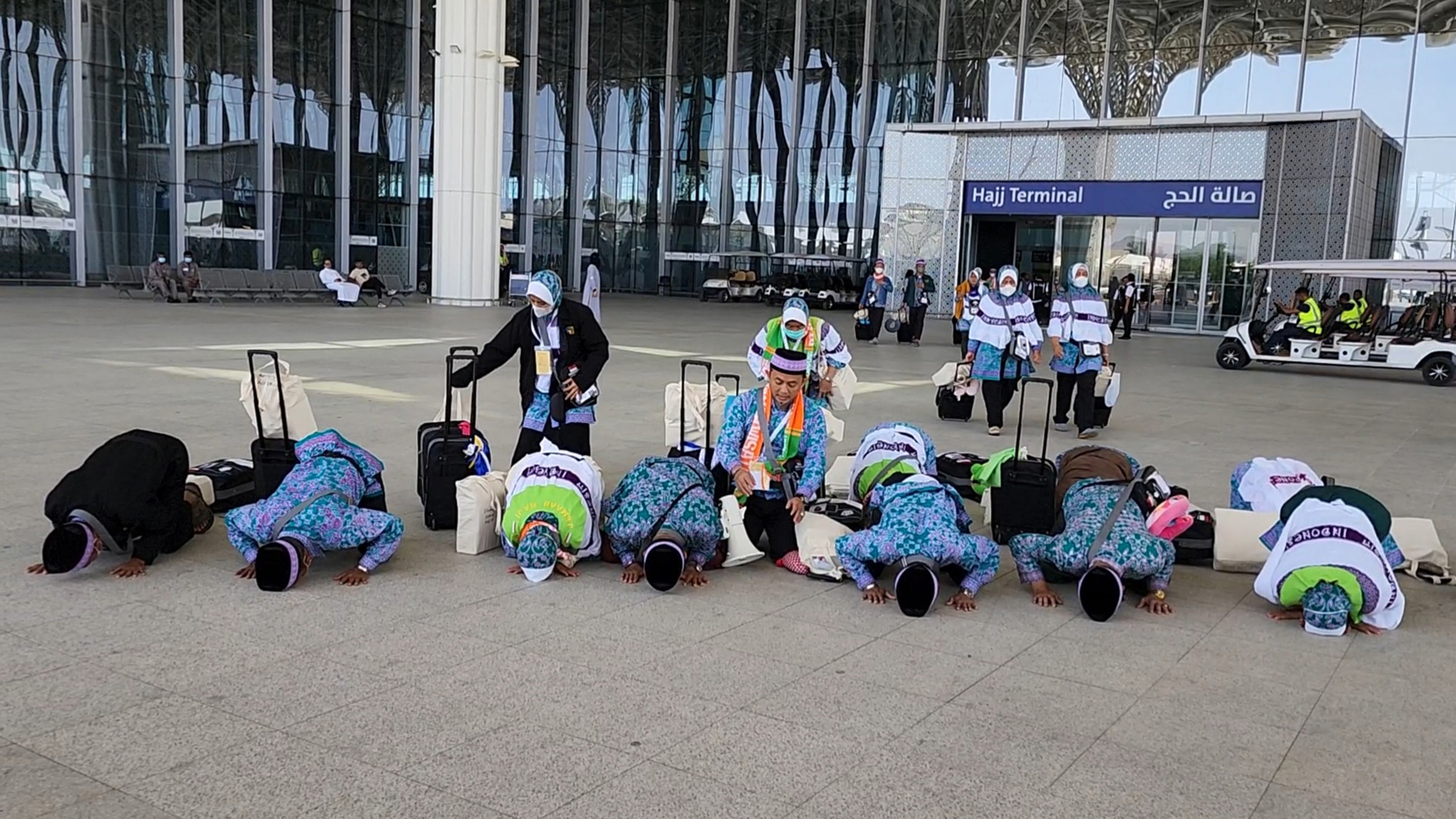 Jemaah Haji melakukan Sujud Sukur setibanya di Bandara Amir Muhammad bin Abdul Aziz (AMAA) Madinah, Arab Saudi