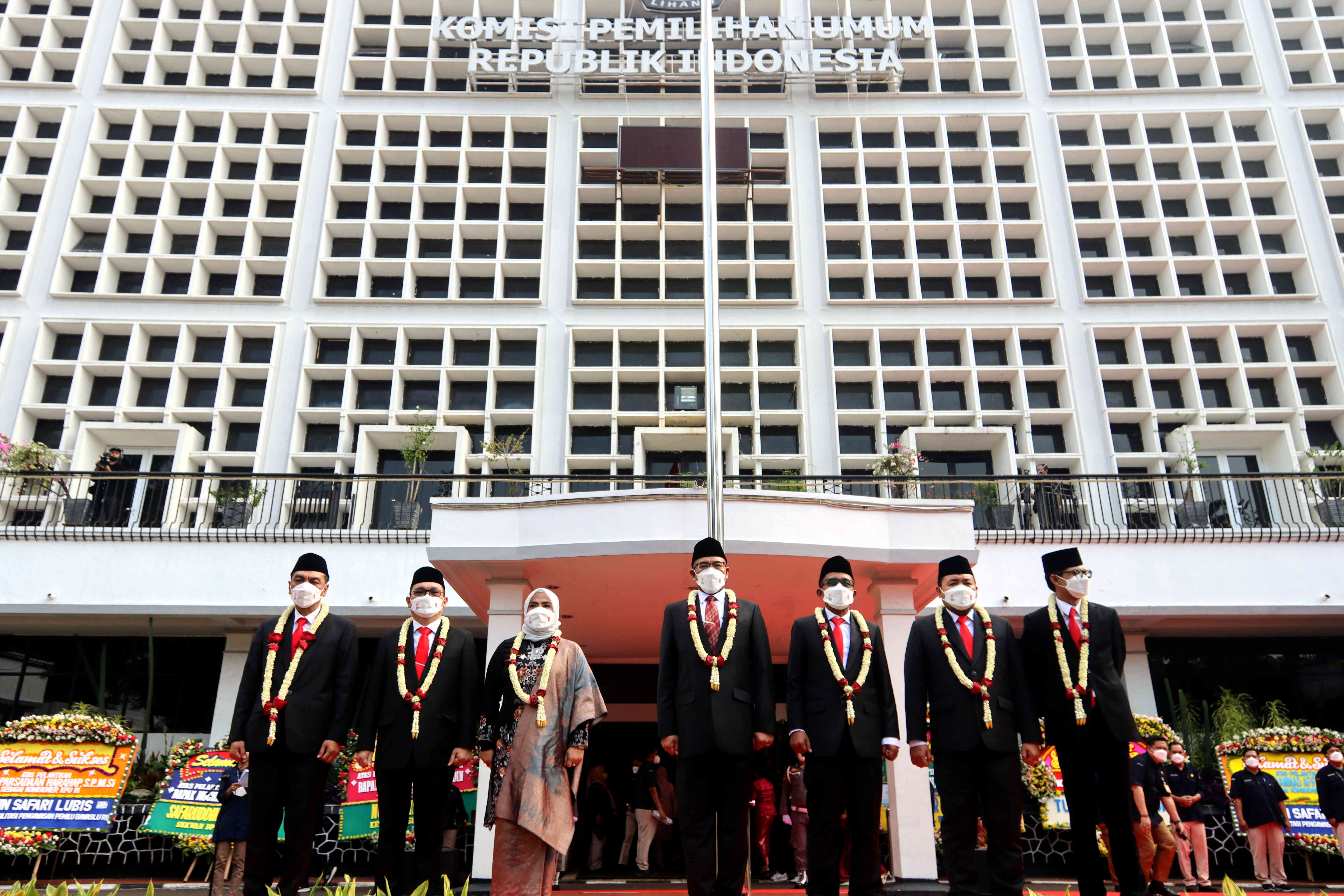 Jajaran komisioner KPU di depan Gedung KPU, Jakarta, seusai pelantikan pada Maret 2022. KPU menggelar Rakornas Pemilu 2024, Senin (13/6). 