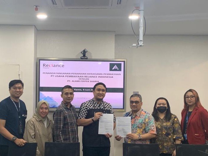 Chief Business Officer Alami Group Bembi Triawan Juniar (empat dari kiri) dan Dirut Reliance Finance Iman Pribadi (tiga dari kanan).