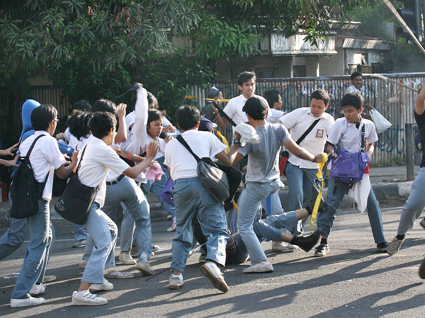 Tawuran Pelajar SMA di Tebet Dibubarkan Pengemudi Ojol