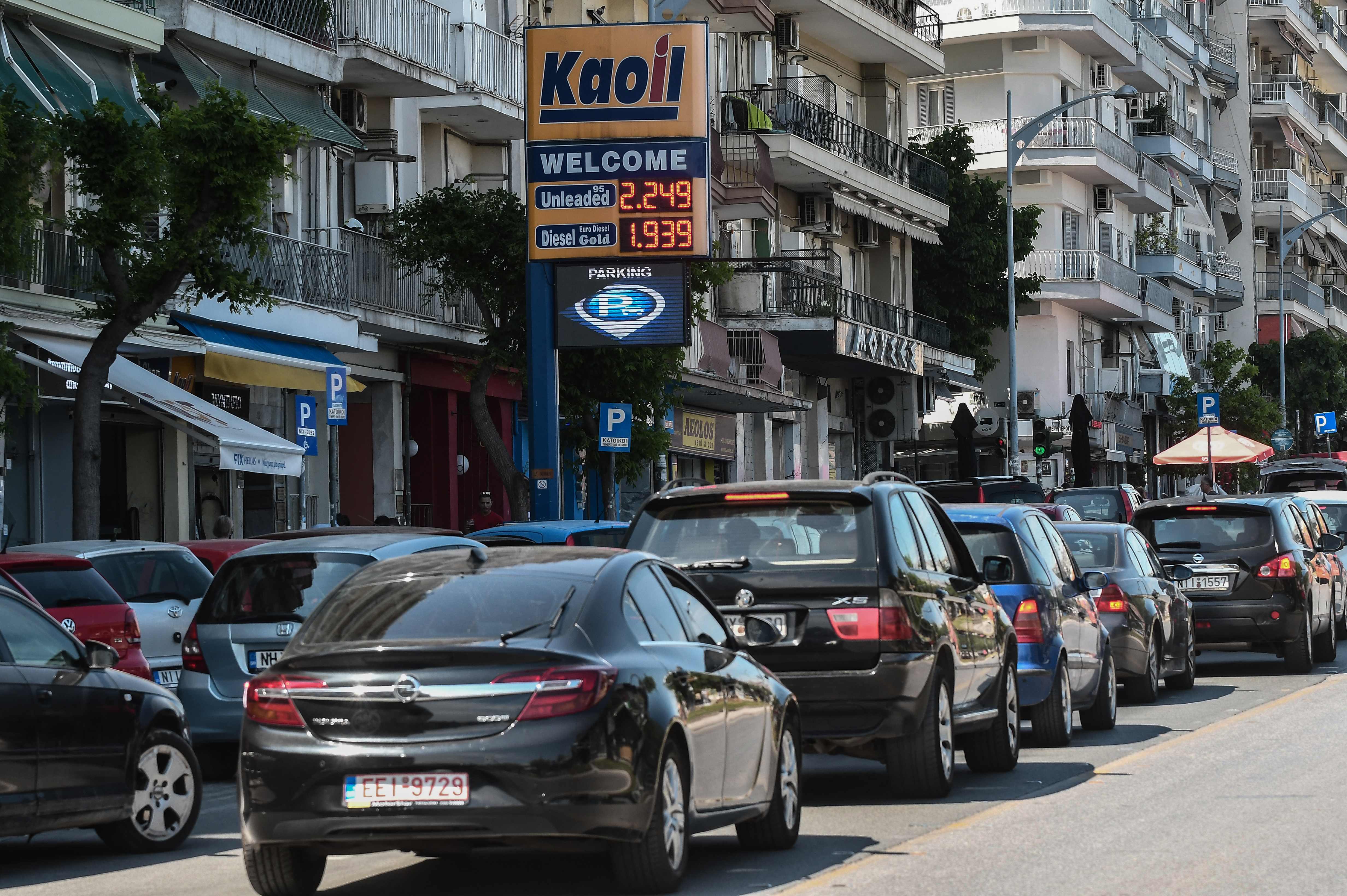 Antrean kendaraan di depan stasiun pengisian bahan bakar di Thessaloniki, wilayah utara Yunani, 18 Mei 2022.