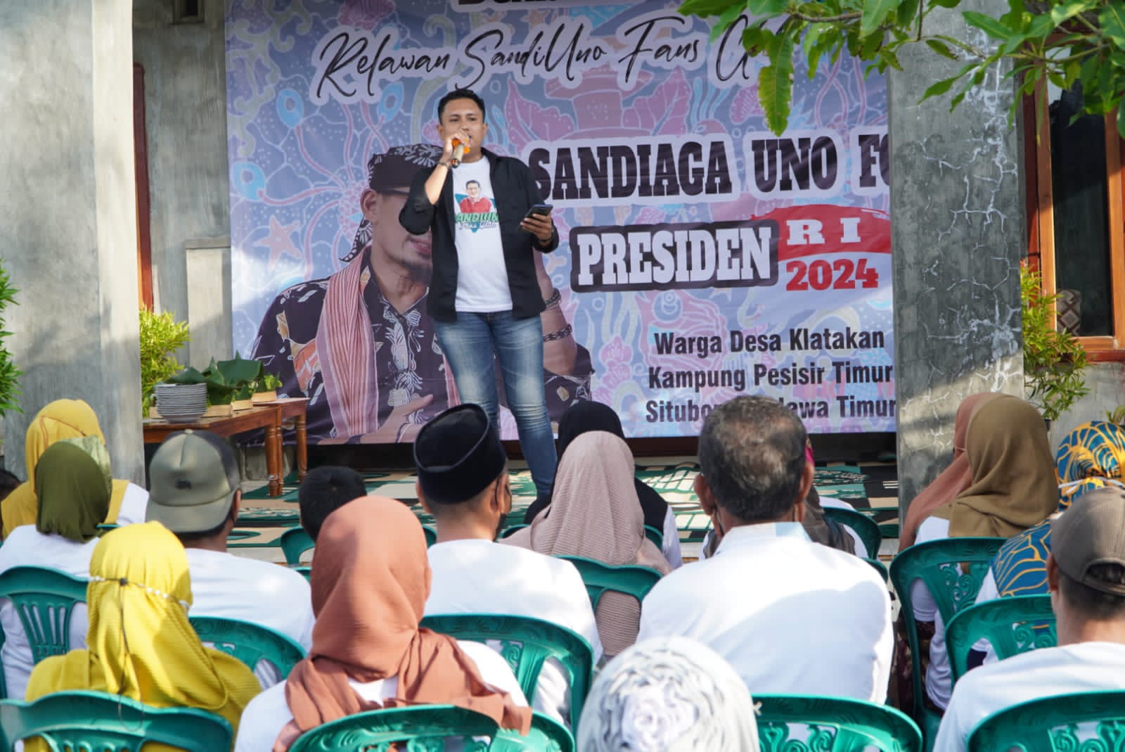 Pelatihan handy craft cinderamata yang di gelar oleh Relawan SandiUno Fans Club Situbondo diharapkan mampu mengembangkan ekonomi kreatif di 
