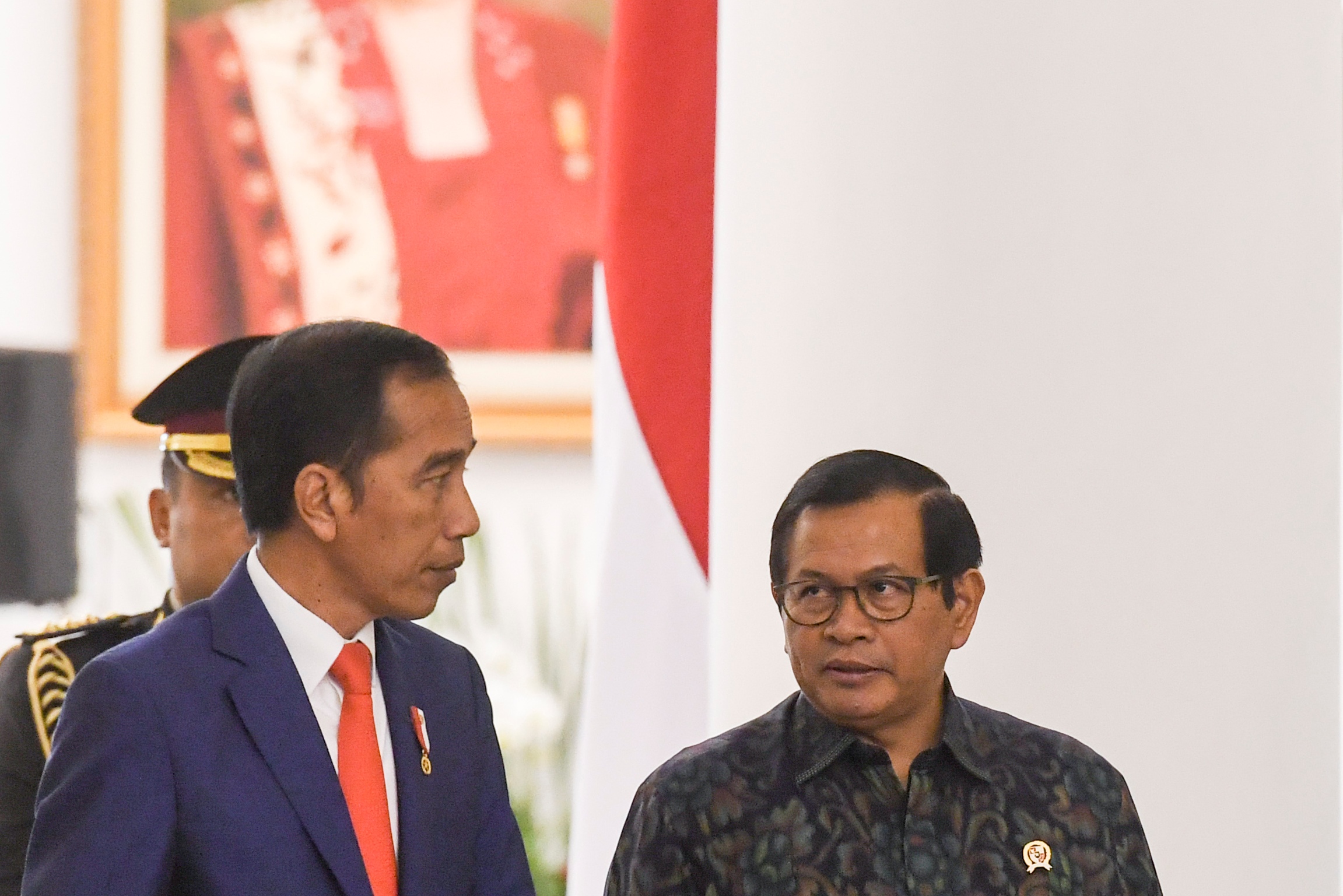 Presiden Joko Widodo didampingi Sekretaris Kabinet Pramono Anung bersiap memimpin rapat terbatas di Istana Bogor, Jabar, Selasa (4/2).