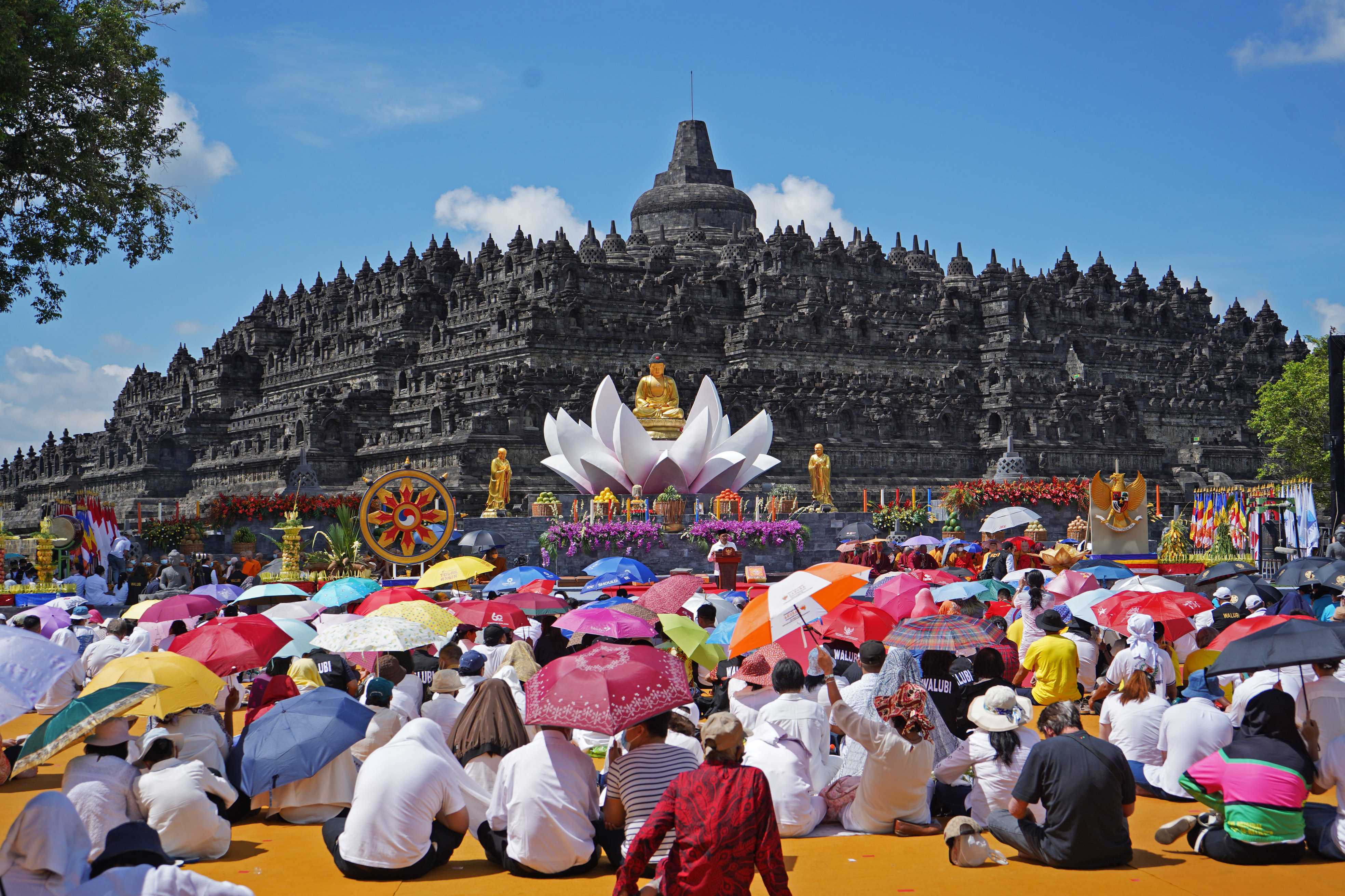 Umat Budha bermeditasi saat detik-detik perayaan Tri Suci Waisak di pelataran candi Borobudur, Magelang, Jateng, Senin (16/5/2022)