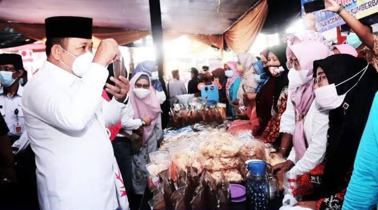 Bupati Jember Hendy Siswanto saat mengunjungi para pelaku UMKM.