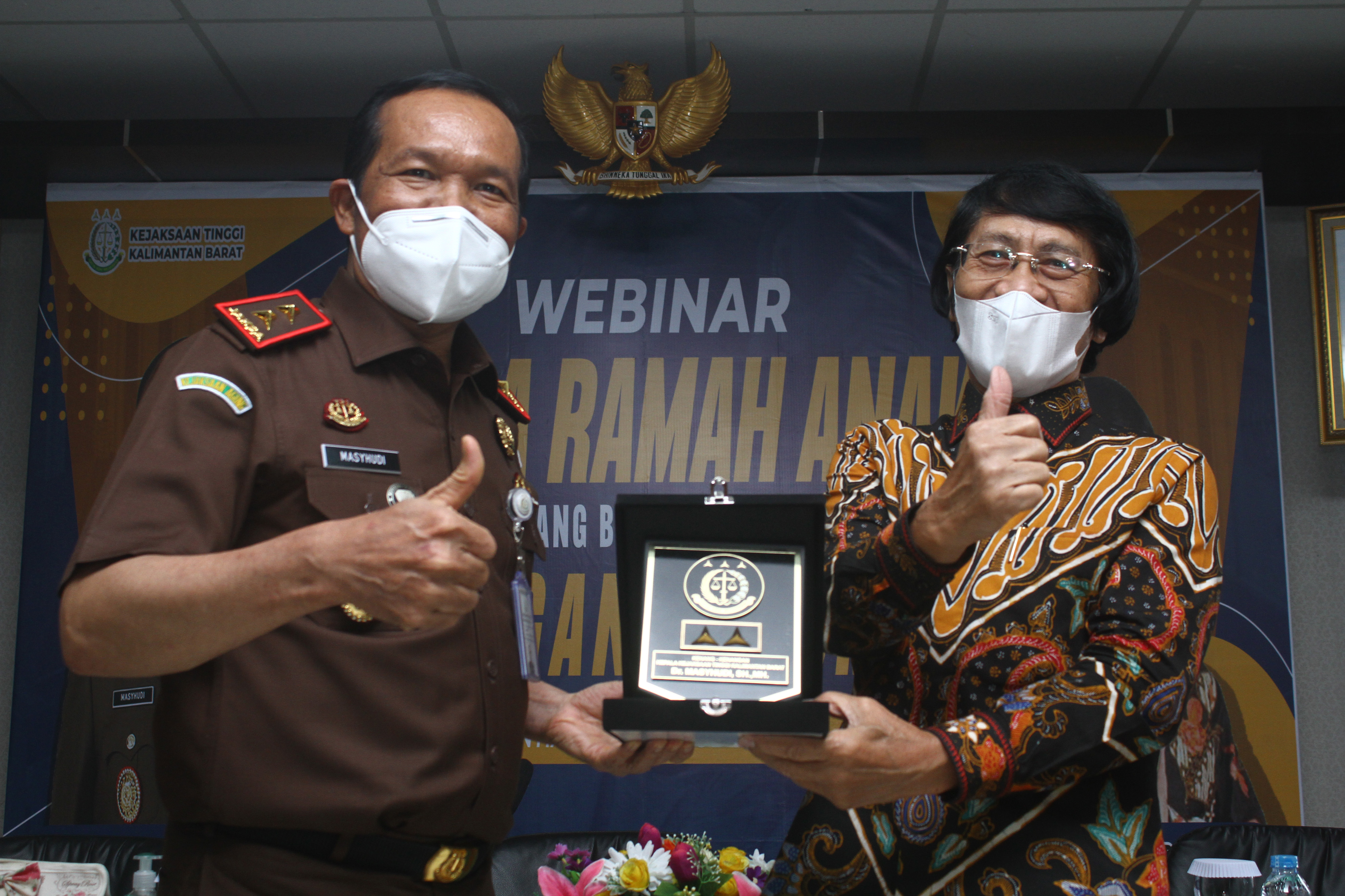 Kajati Kalbar Masyhudi (kiri) menyerahkan cenderamata kepada Ketua Umum Lembaga Perlindungan Anak Indonesia (LPAI) Seto Mulyadi