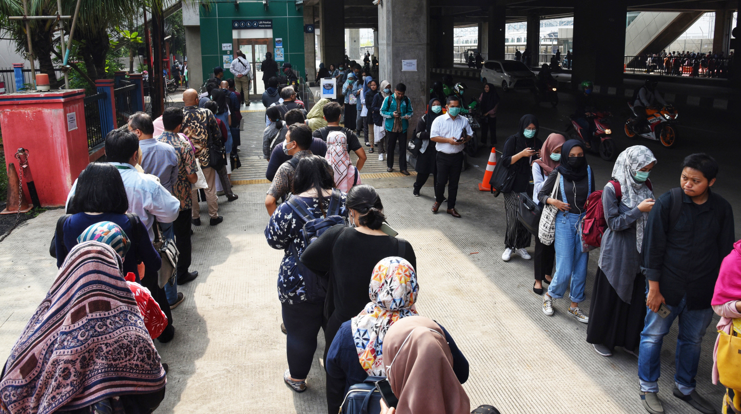 Ilustrasi--antrean di Stasiun MRT Lebak Bulus.