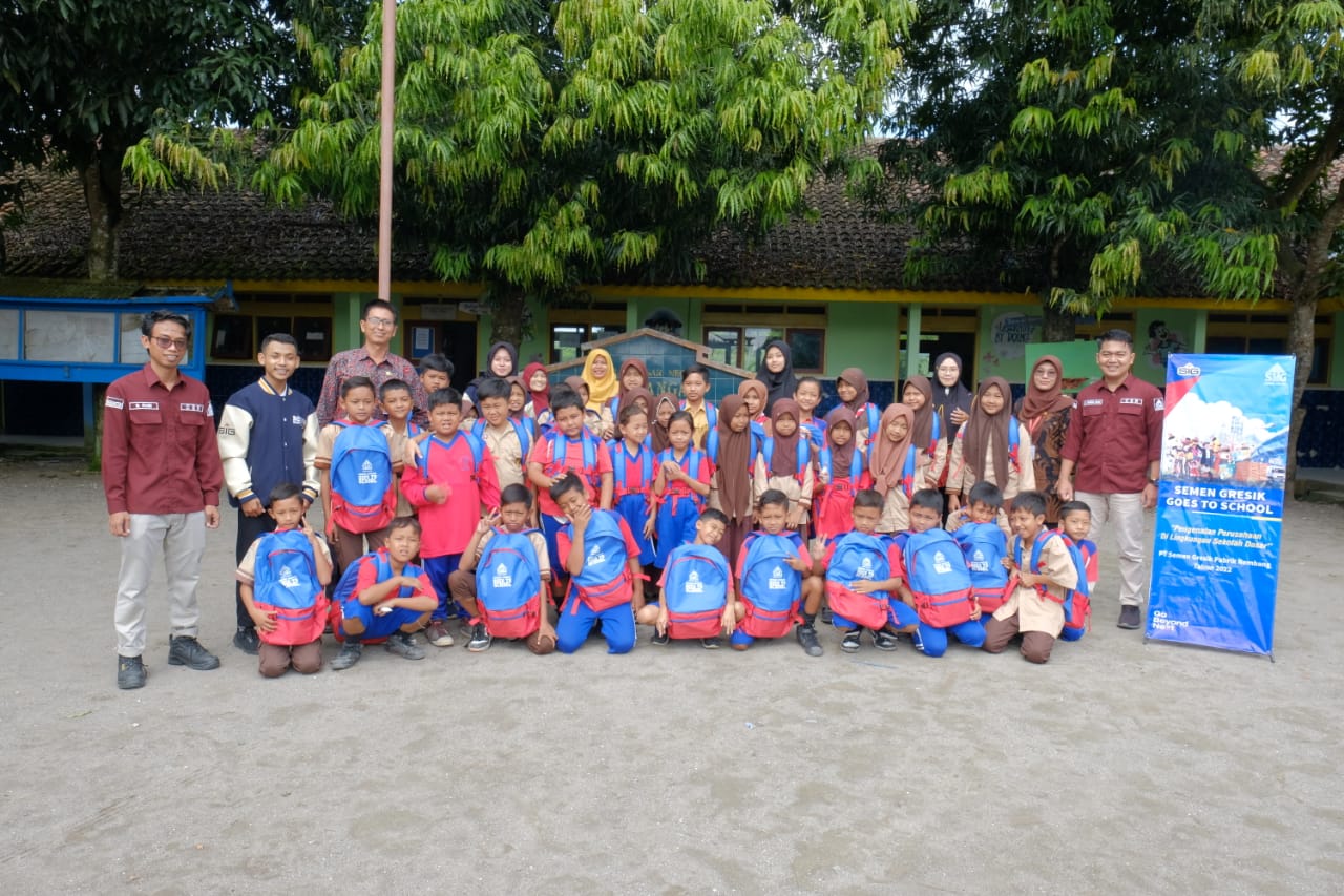 Manajemen Semen Gresik, fasilitator dan siswa SD di Rembang berfoto bersama dalam kegiatan SG Goes to School