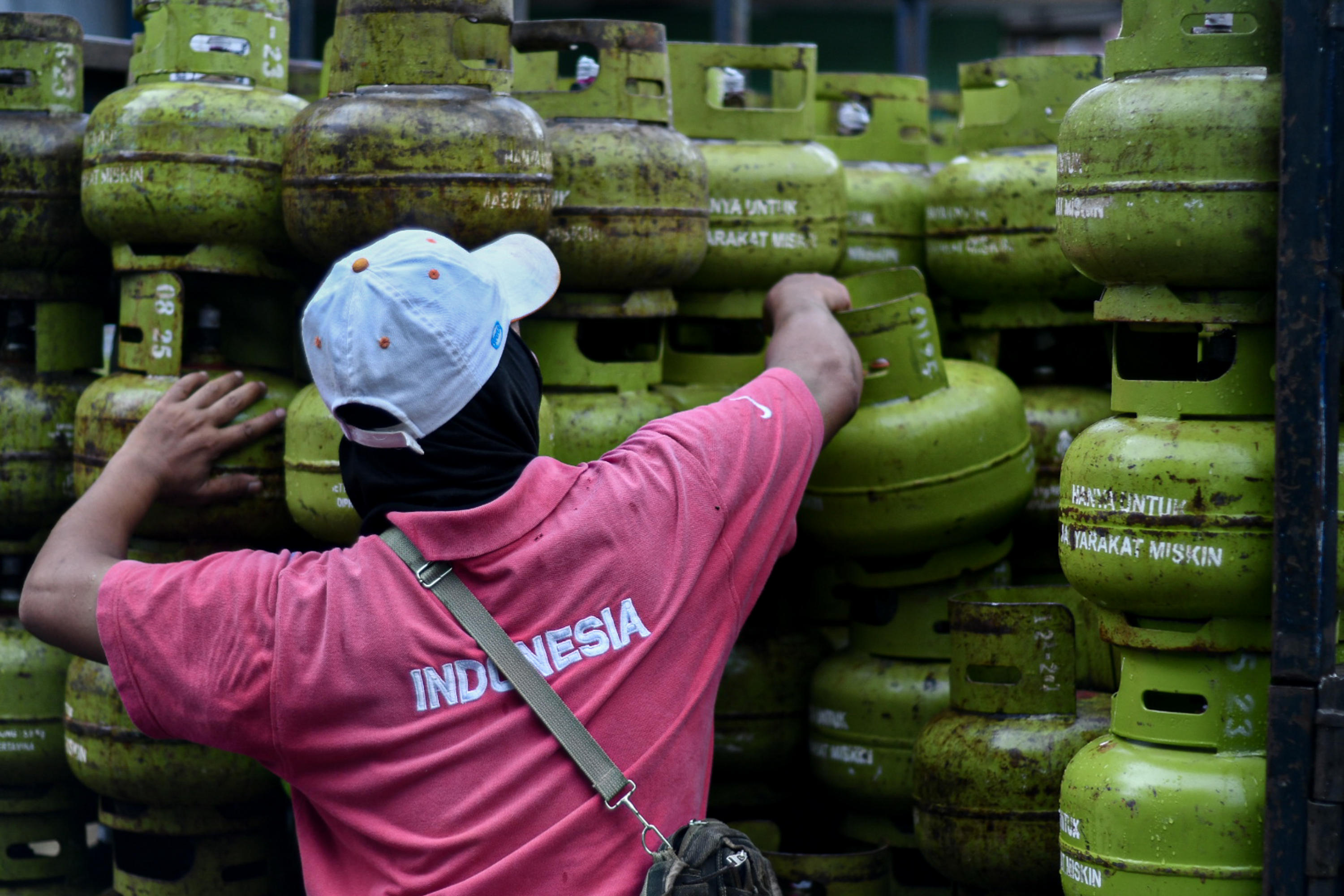  Pekerja menata tabung gas LPG 3 kg di agen LPG kawasan Cibubur, Jakarta.