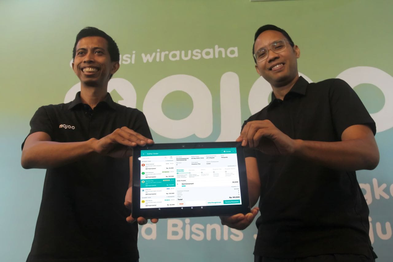 Adi Wahyu Rahadi, Founder & CEO aplikasi wirausaha majoo, memperlihatkan fitur penting majoo. 
