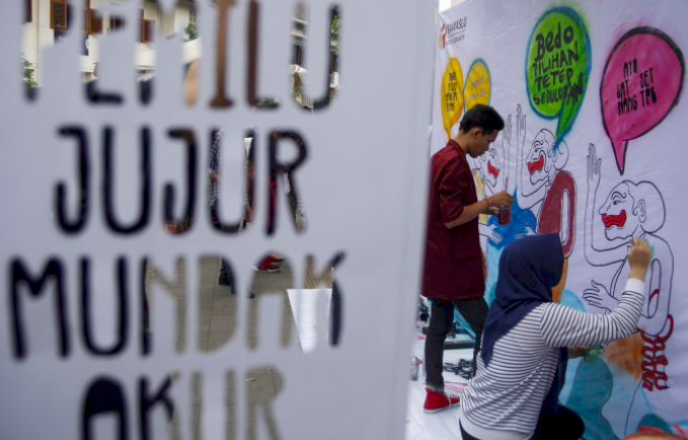 Ilustrasi - Mahasiswa ISI Surakarta membuat mural dengan tema pemilu di Pasar Gede, Solo  Sumber: https://mediaindonesia.com/politik-dan-hu