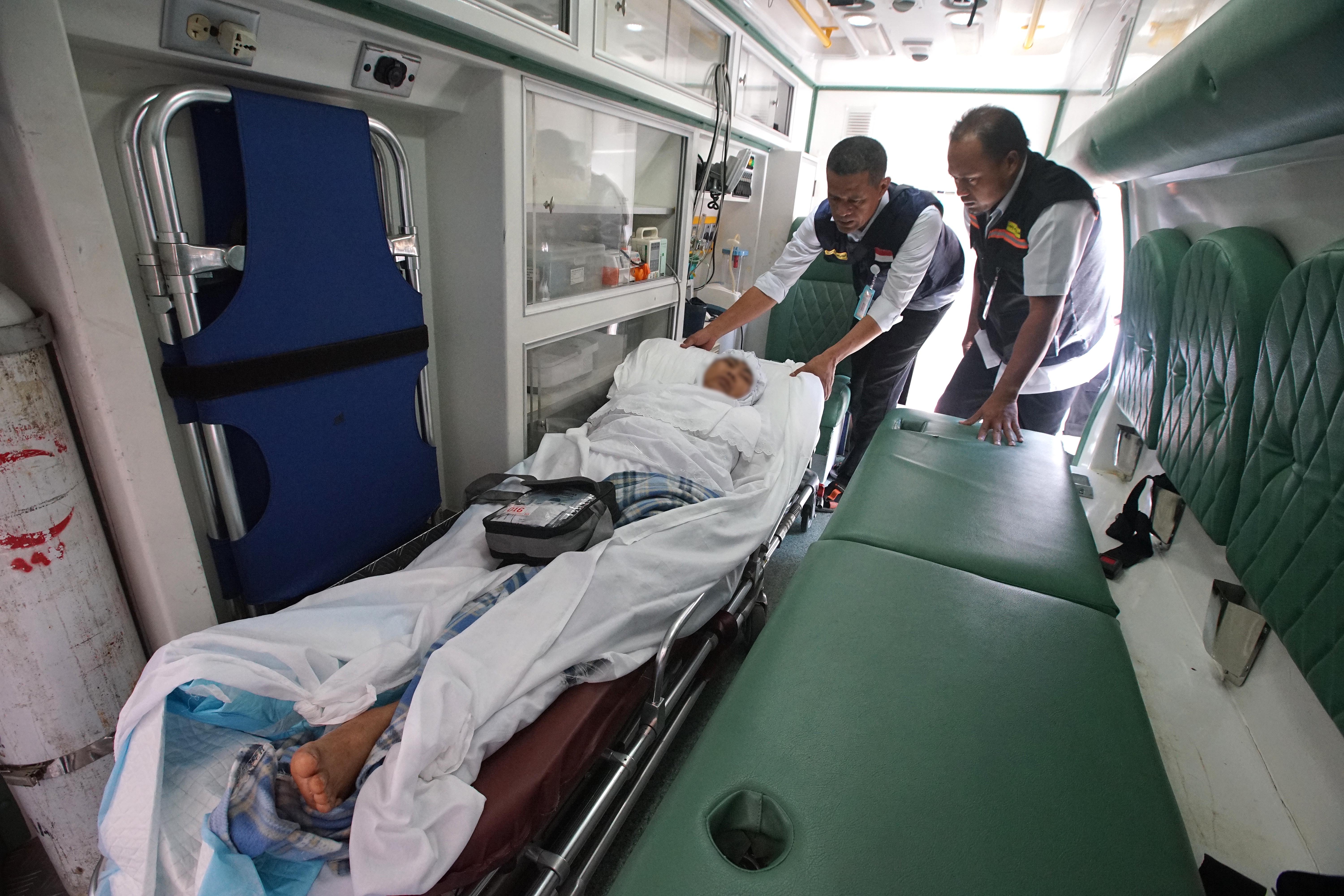 Petugas kesehatan Klinik Kesehatan Haji Indonesia (KKHI) membantu jemaah untuk berpindah ke mekah