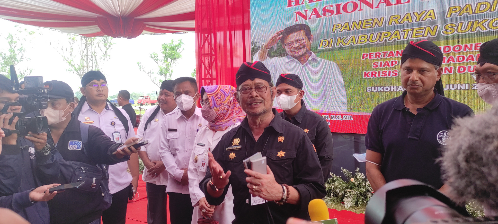 Menteri Pertanian Syahrul Yasin Limpo menghadiri panen raya di Sukoharjo