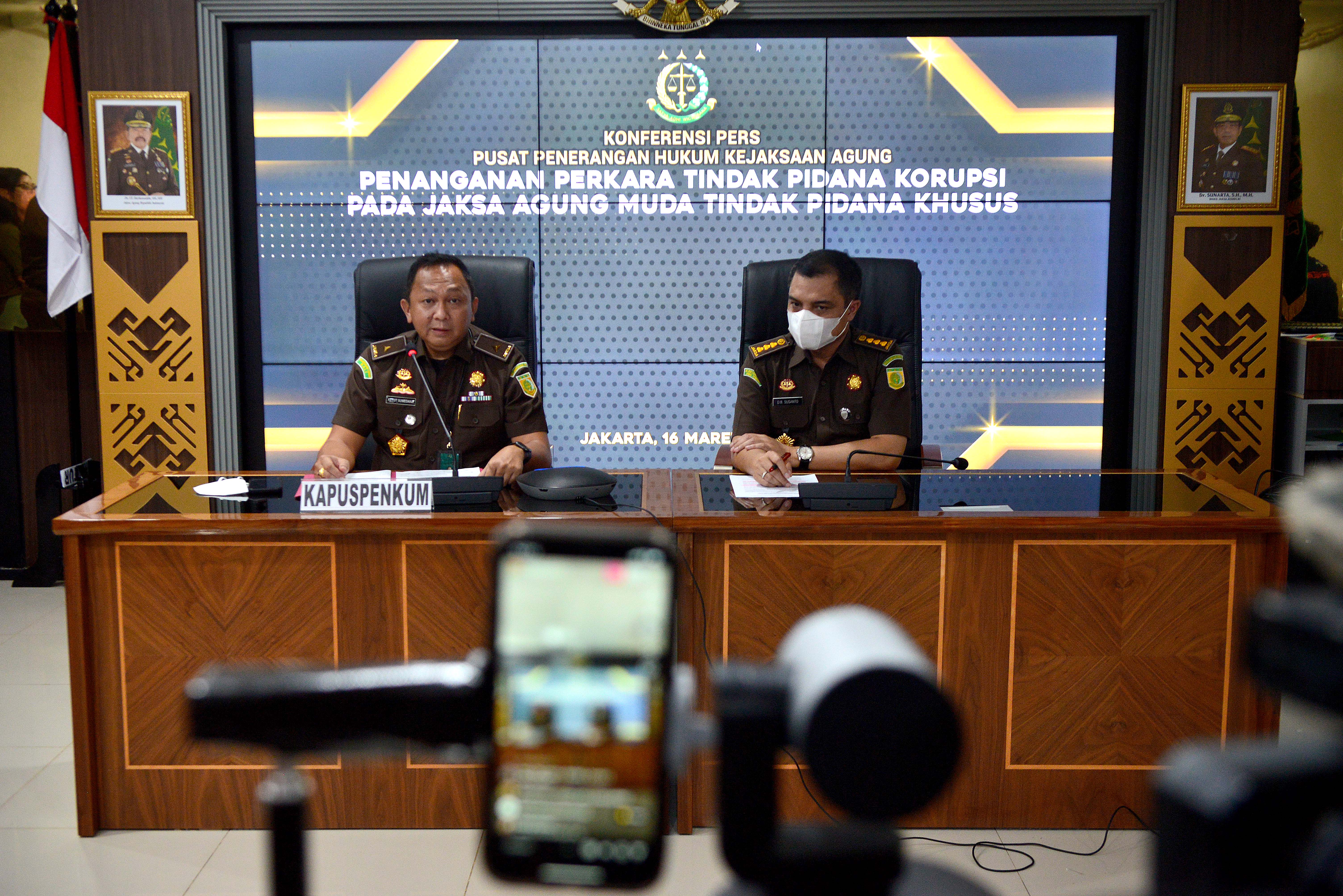 Kapuspenkum Kejagung Ketut Sumedana (kiri).
