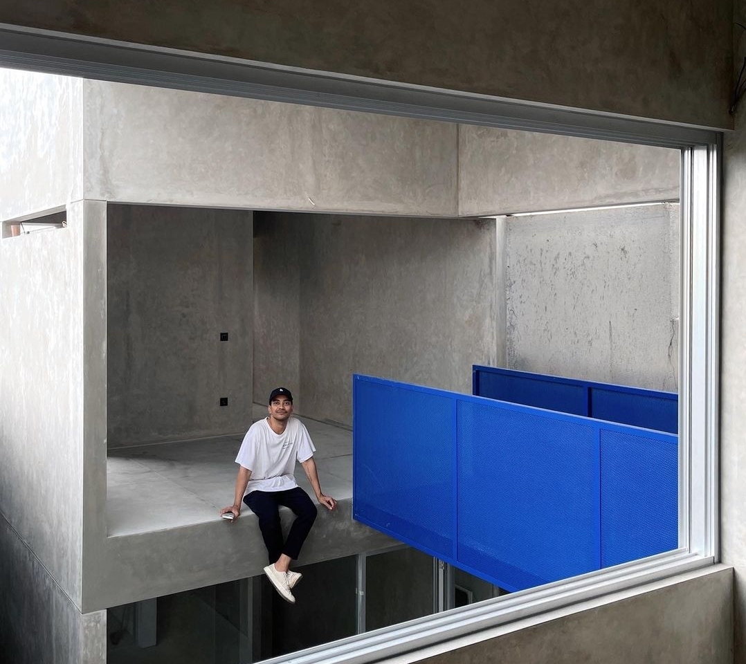 Penyanyi Gamaliel berpose di proyek pembangunan rumahnya.