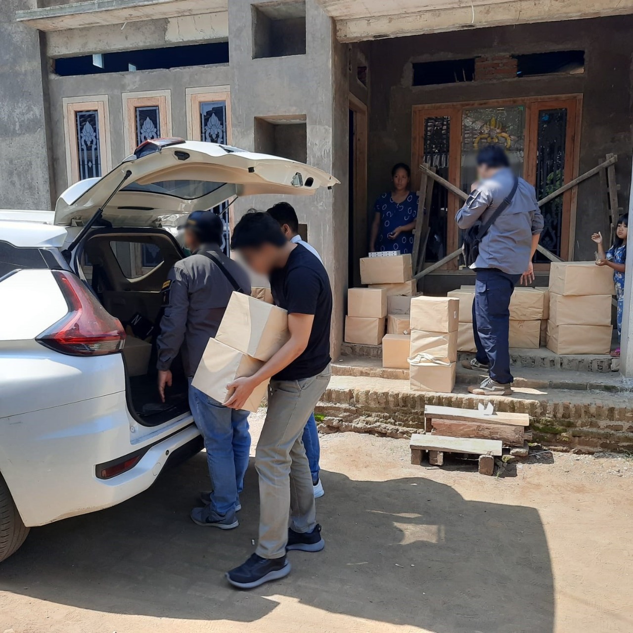  Tim Bea Cukai Malang membawa barang bukti rokok ilegal ke Kantor Bea Cukai Malang.