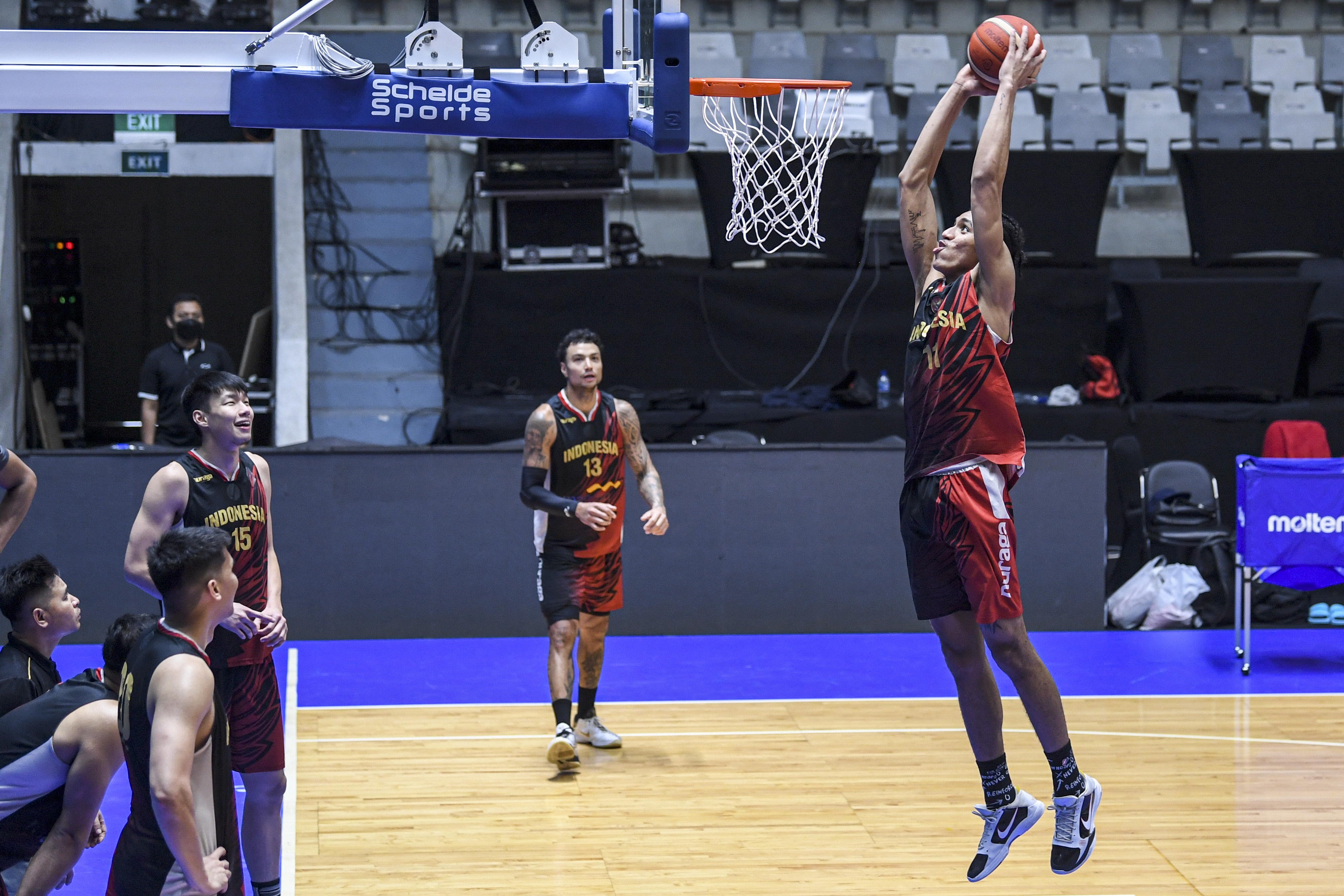 Pebasket timnas Indonesia menjalani sesi latihan di Istora Senayan, Jakarta.