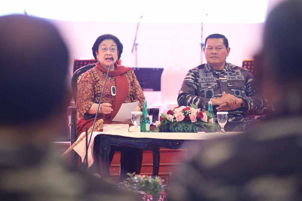 Ketua Dewan Pengarah Badan Pembinaan Ideologi Pancasila Megawati Soekarnoputri dan Kepala Staf Angkatan Laut Laksamana TNI Yudo Margono