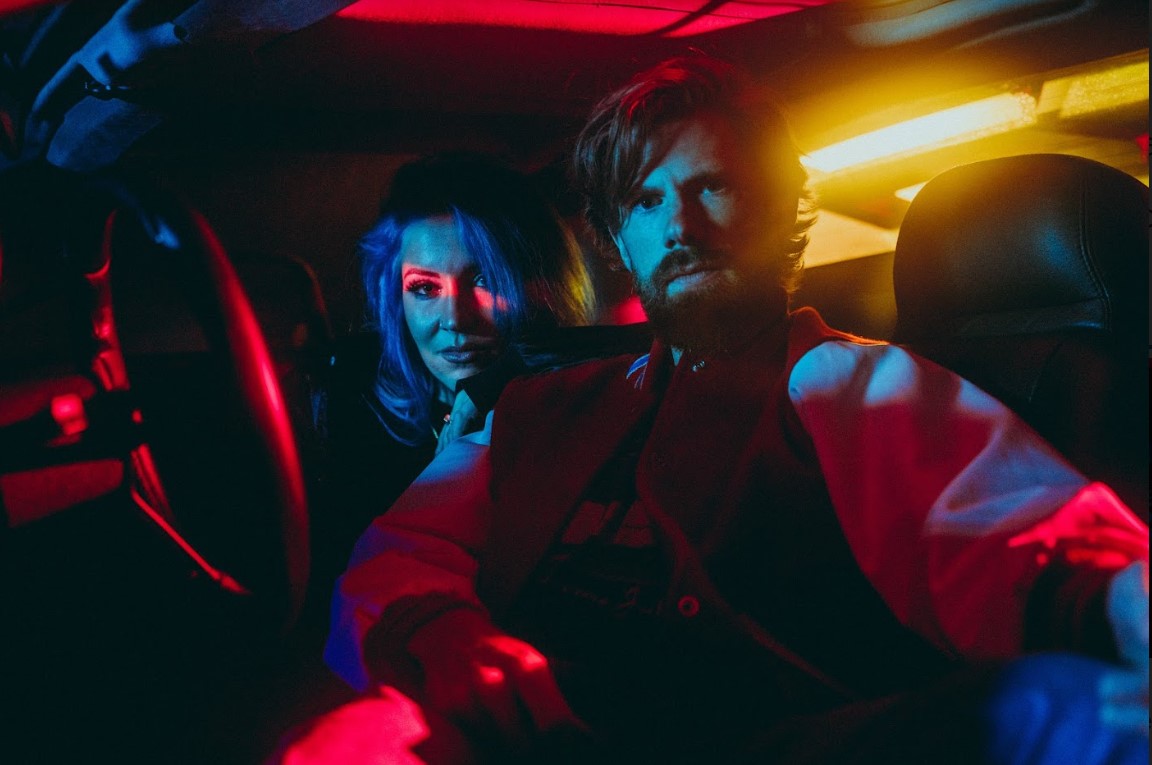 Mokita dan Charlotte Sands