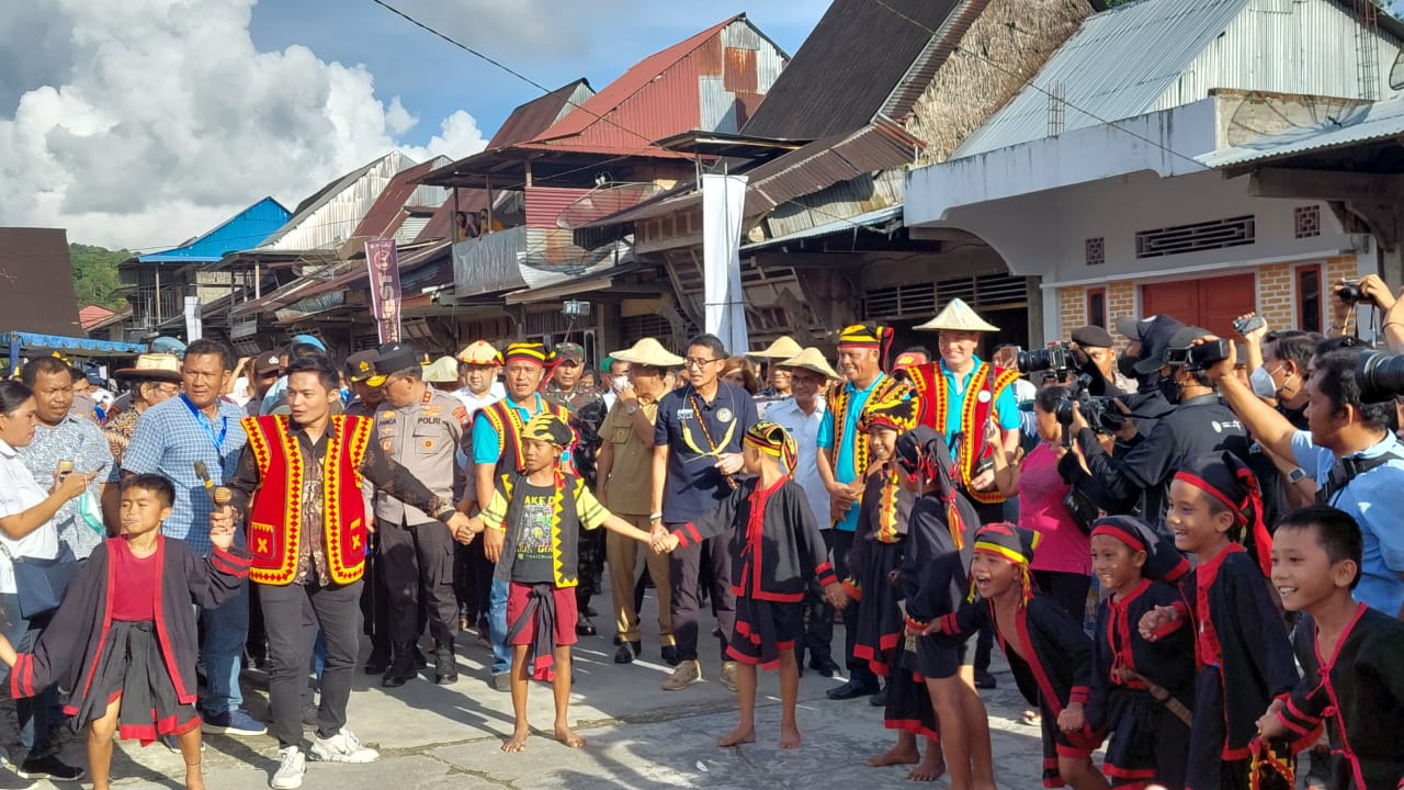 Menparekraf Sandiaga Uno disambut hangat dari masyarakat saat kunjungan ke Desa Wisata Hilisimaetano, Maniamolo, Nias Selatan, Sumut.