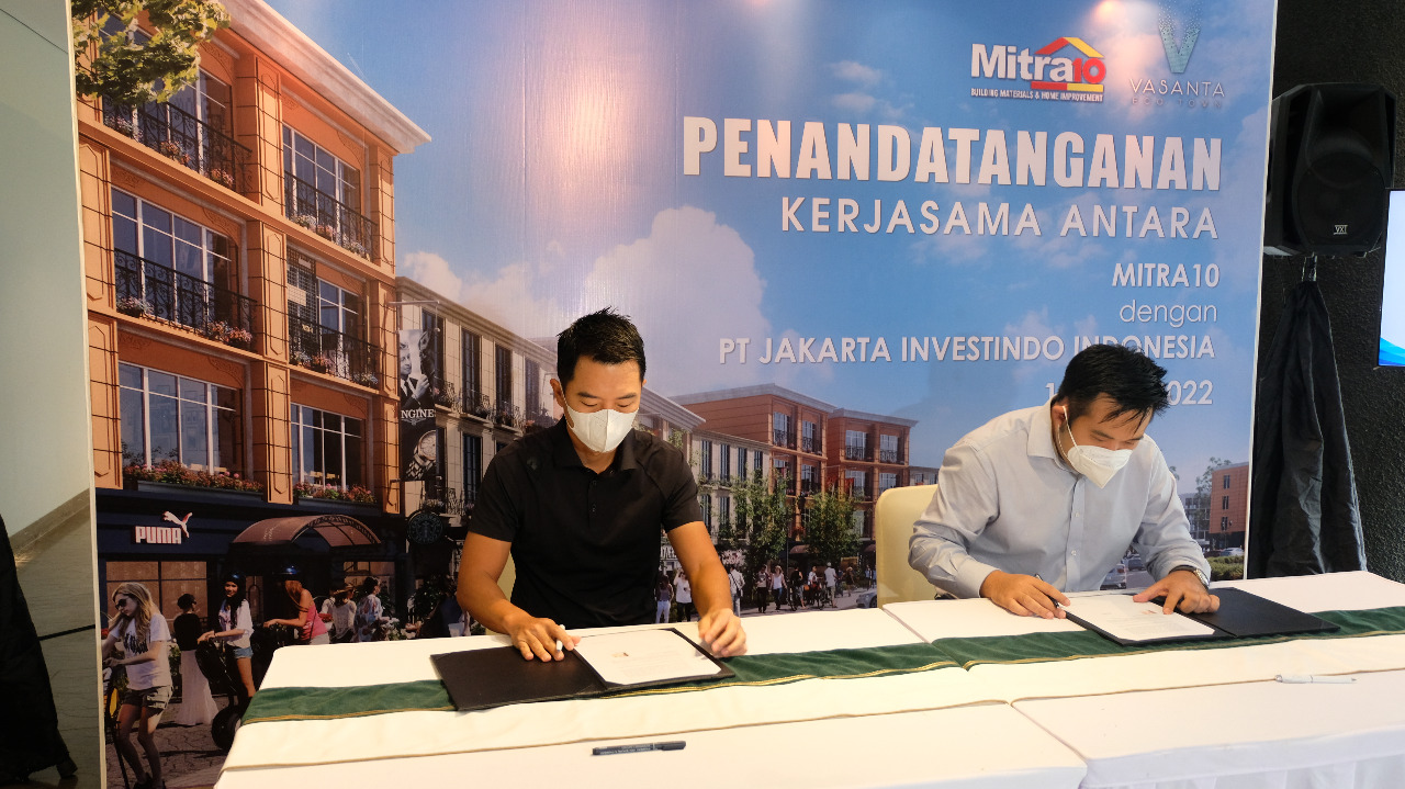 Presiden Direktur Mitra10 Andy Totong (kiri) dan  Chief Marketing Officer Vasanta Ecotown  Denny Asalim.