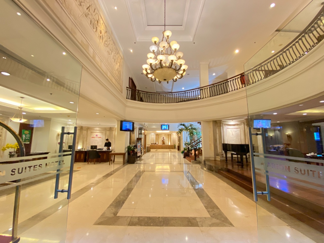 Suasana lobi Hotel Arion Suites Hotel Bandung