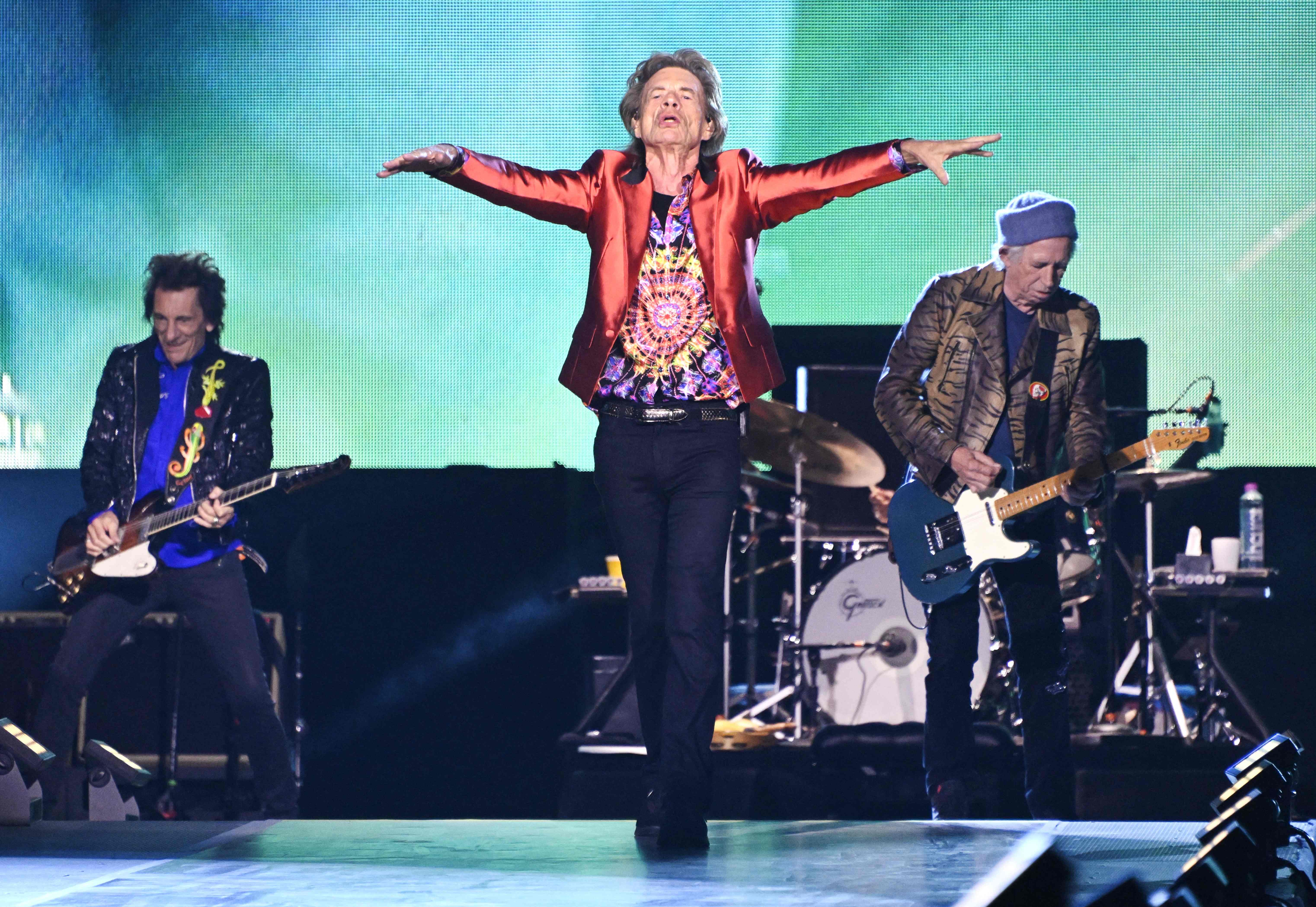 Mick Jagger (tengah) saat tampil bersama Rolling Stones dalam konser di Madrid, 1 Juni lalu.