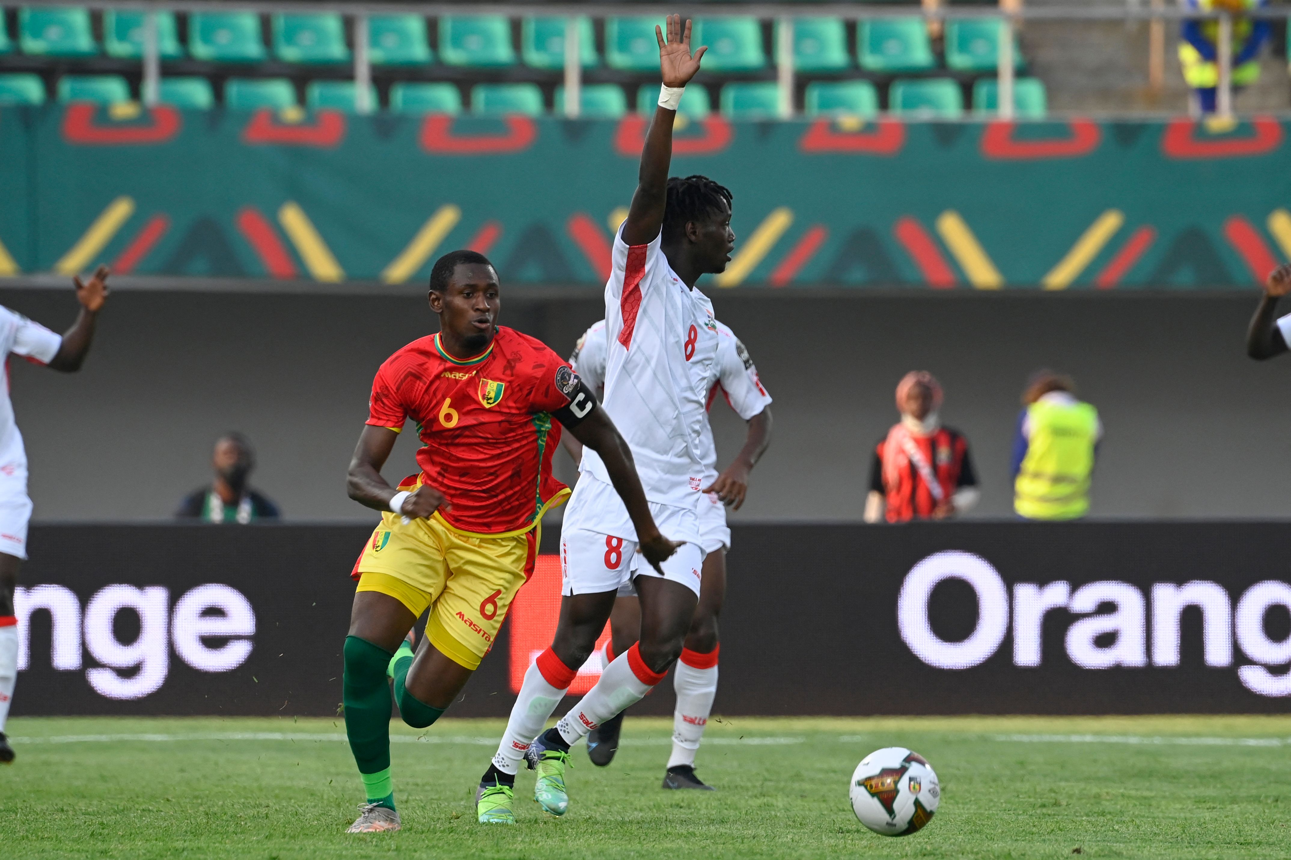 Gelandang AS Roma Amadou Diawara (kiri)