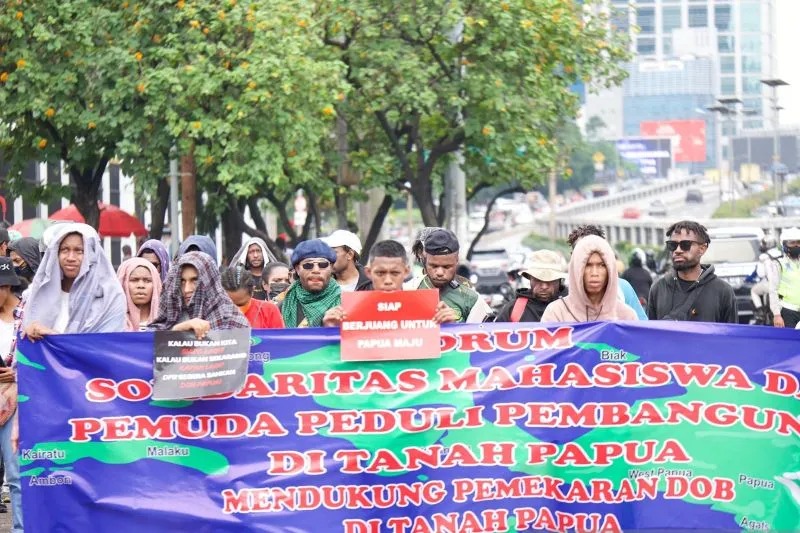 Forum mahasiswa OAP menggelar aksi damai di depan Gedung DPR RI, Senayan, Jakarta, Selasa (7/6).