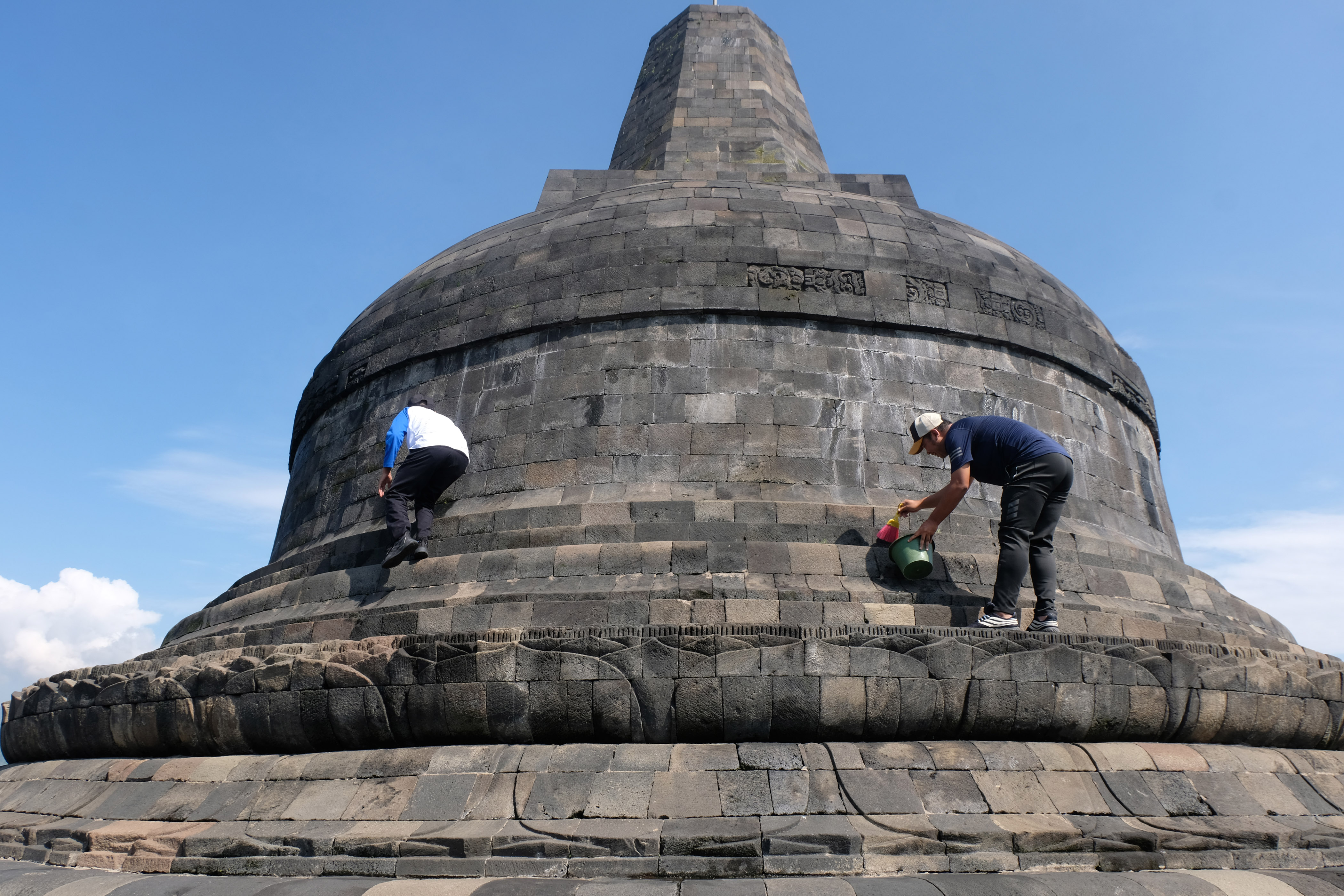 Sejumlah karyawan Balai Konservasi Borobudur (BKB) membersihkan stupa saat mengikuti aksi Reresik Candi Borobudur 