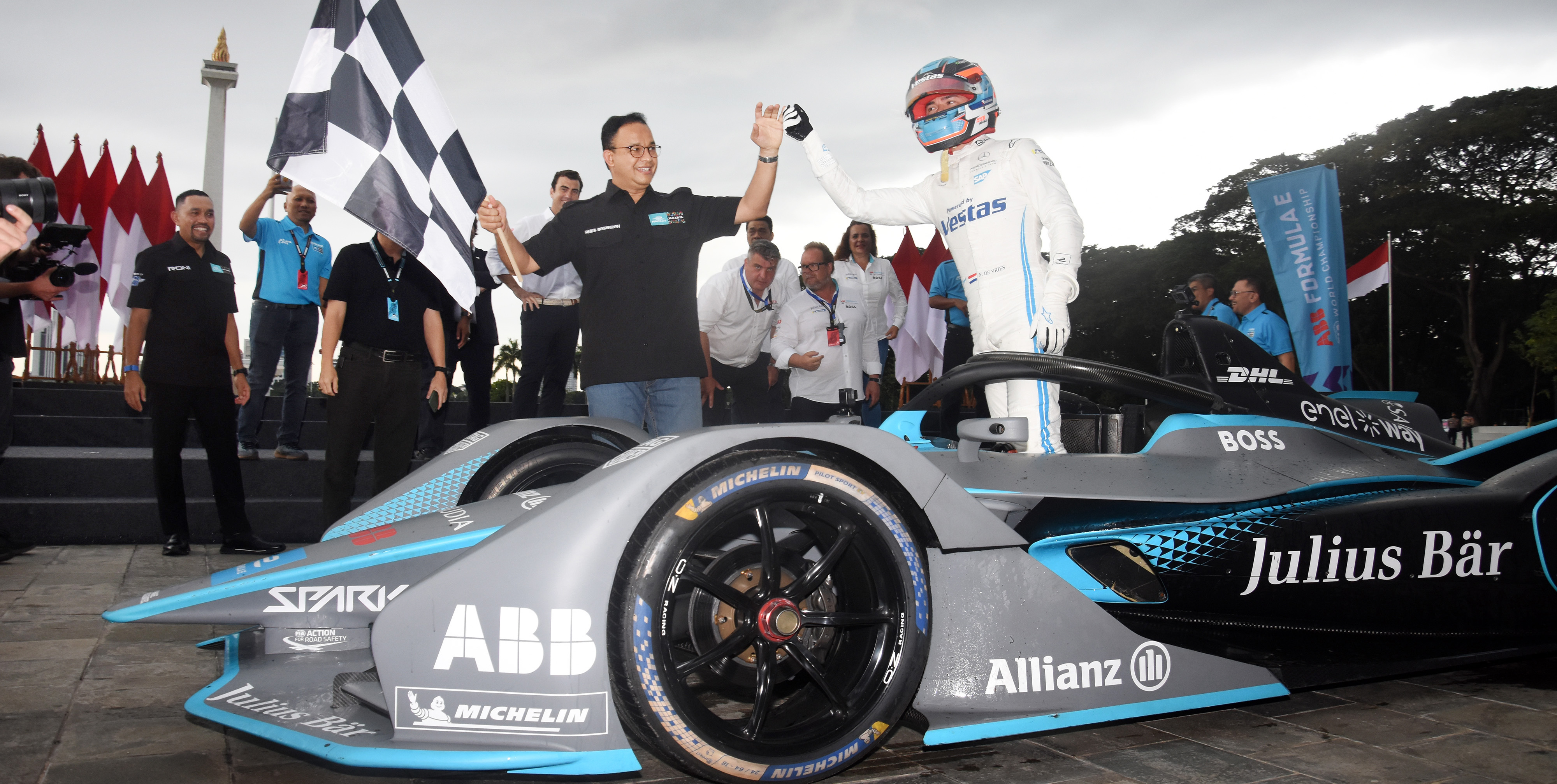 Gubernur DKI Jakarta Anies Baswedan menyalami pembalap tim Mercedes-EQ Formula E Nyck De Vries.