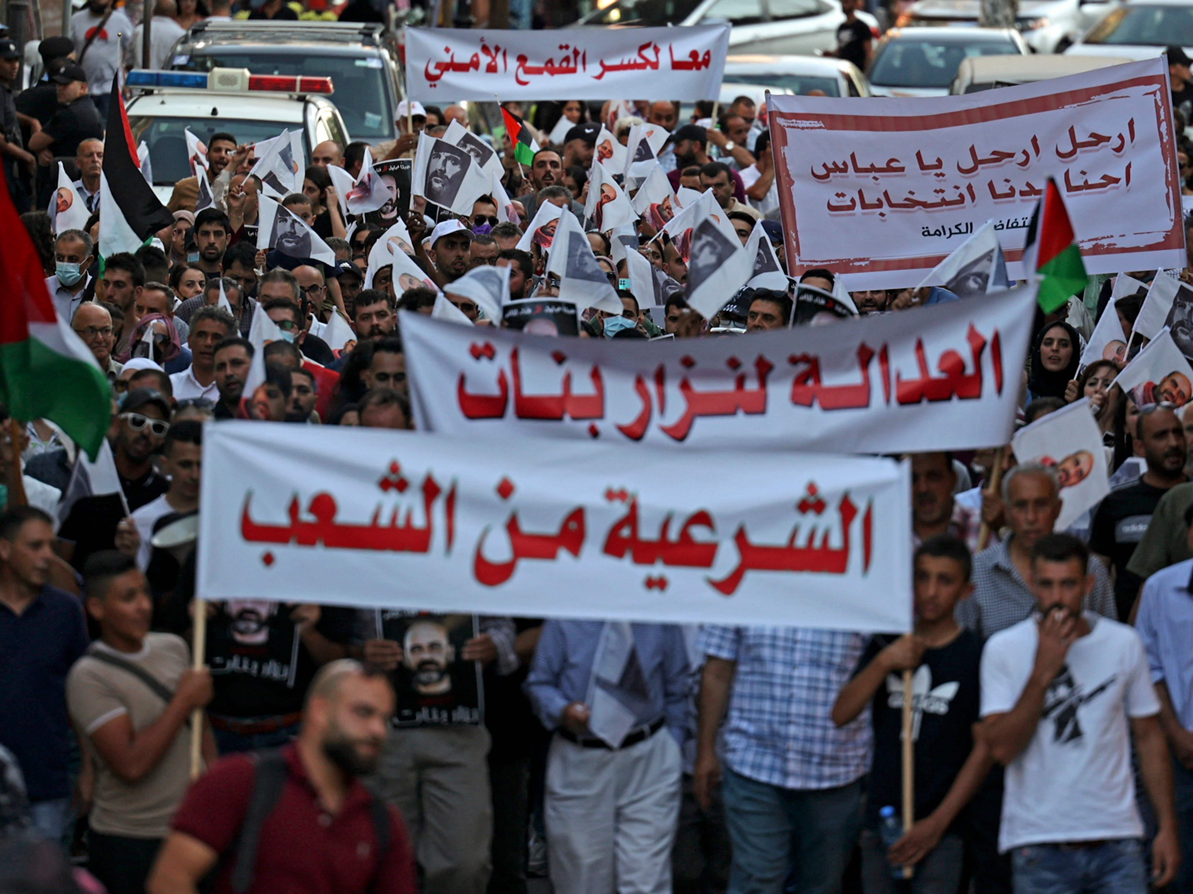 Warga Palestina berunjuk rasa di kota Ramallah di Tepi Barat yang diduduki pada 2 Agustus 2021 terkait kematian NIzar Banat.