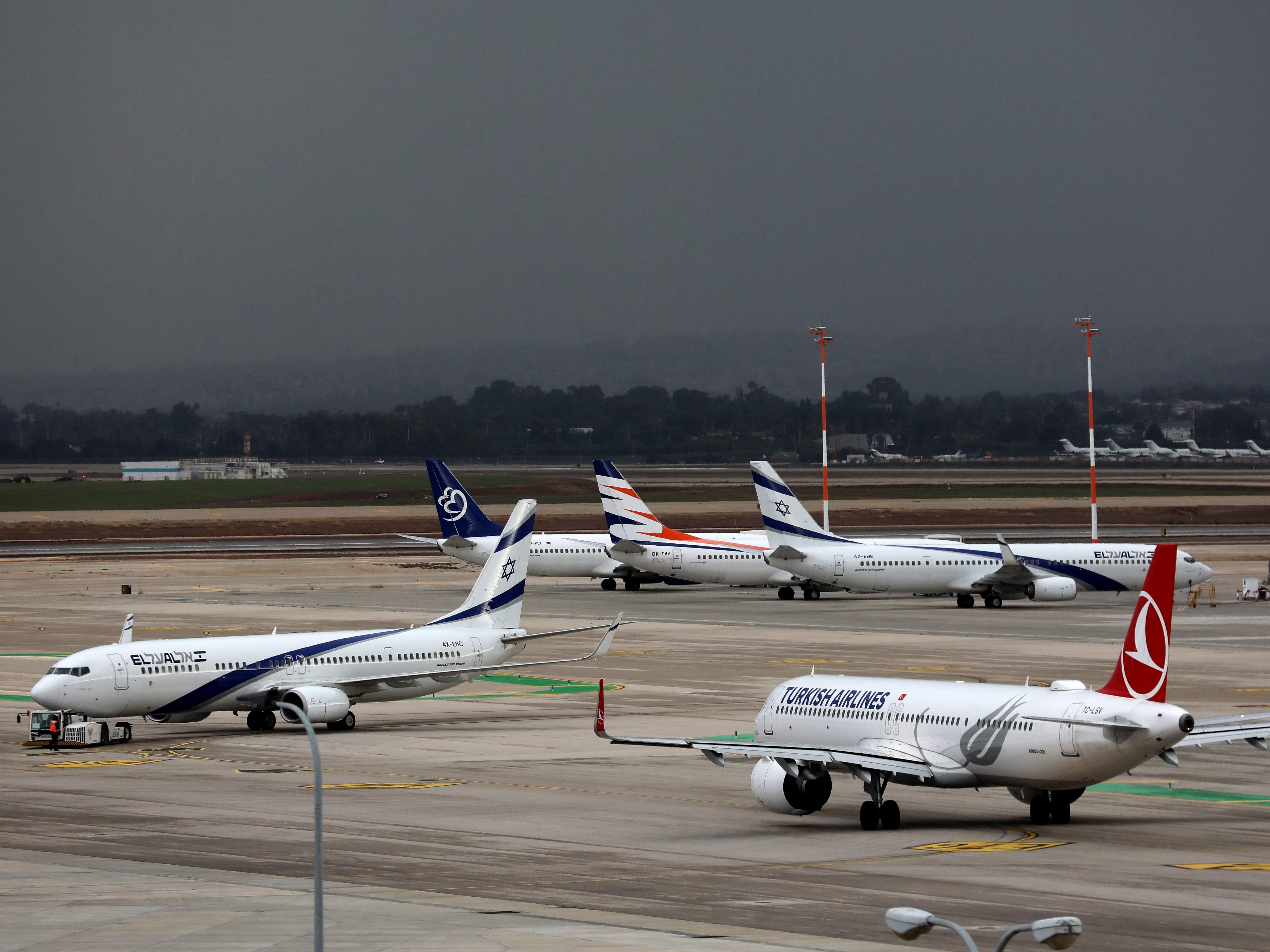 Pesawat Boeing 737 El Al Israel dan pesawat Airbus A321 Turkish Airlines di Bandara Ben Gurion Israel di Lod, timur Tel Aviv.