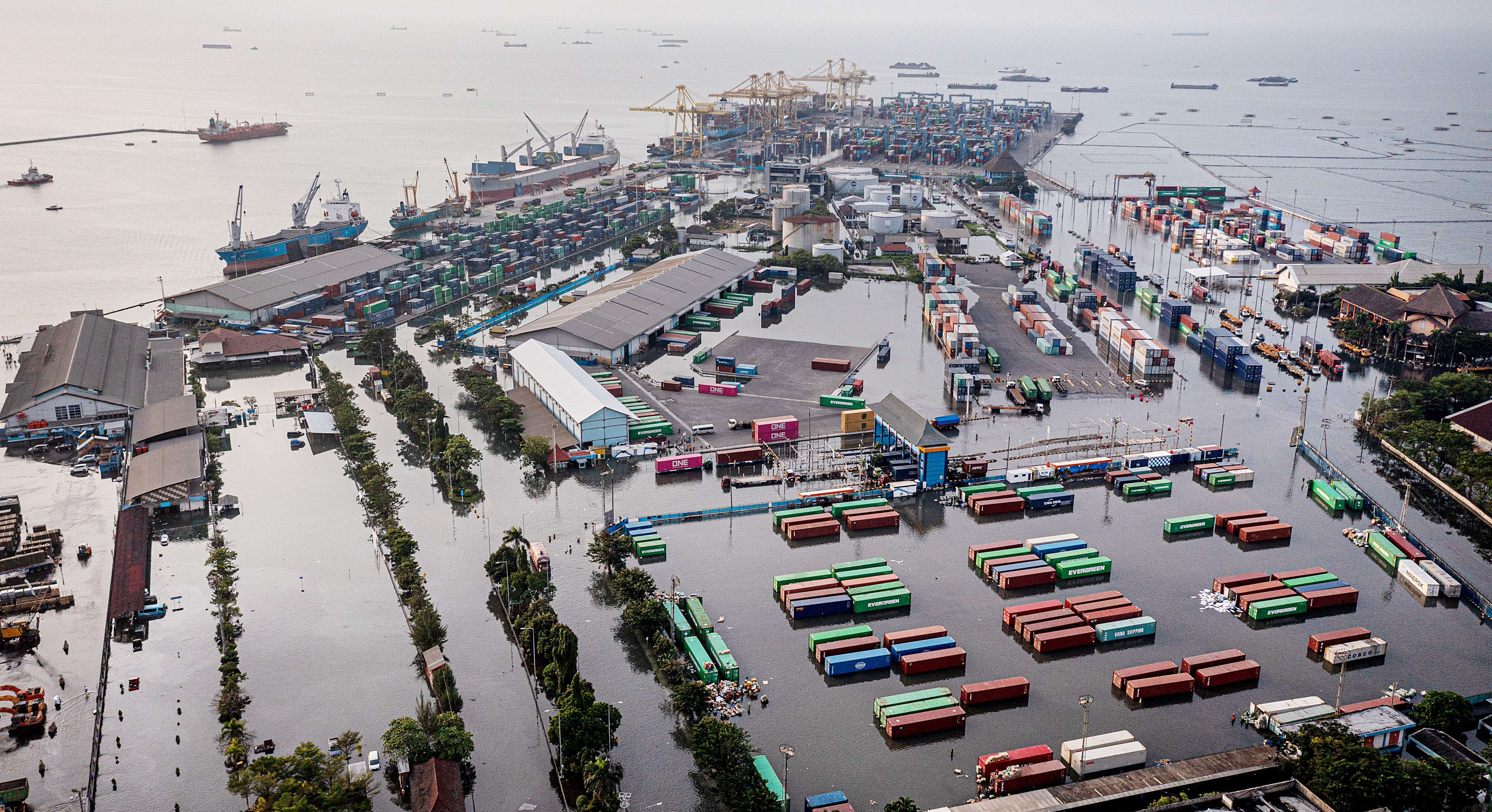 BANJIR ROB DI KAWASAN PELABUHAN TANJUNG EMAS SEMARANG, MEI 2022.