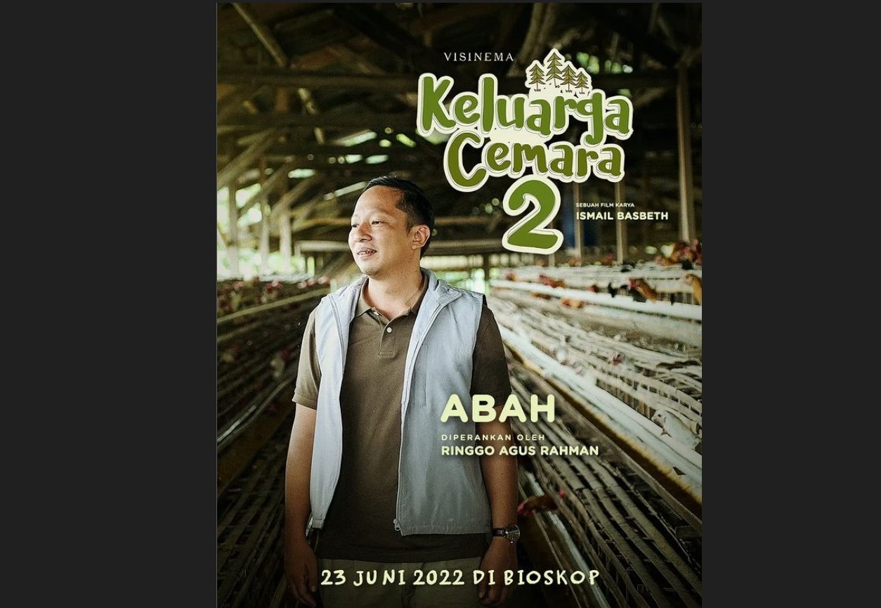 Penampilan Ringgo Agus Rahman saat berperan sebagai Abah di film Keluarga Cemara 2