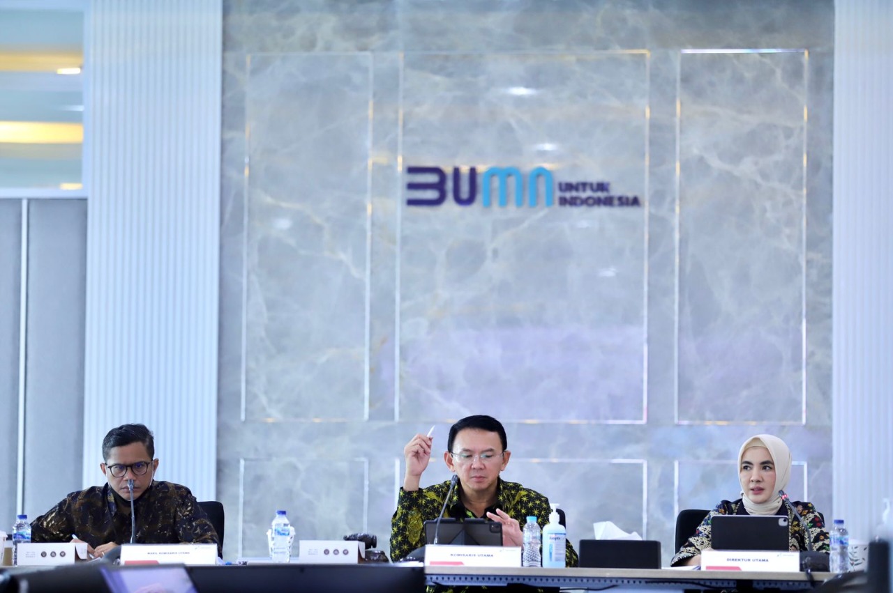 Dirut Pertamina Nicke Widyawati (kanan) dan Komisaris Utama Pertamina Basuki Tjahaja Purnama dalam laporan persetujuan RUPS di Jakarta.