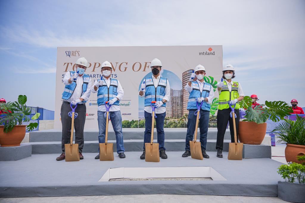 Prosesi Topping Off Apartemen SQ Rés