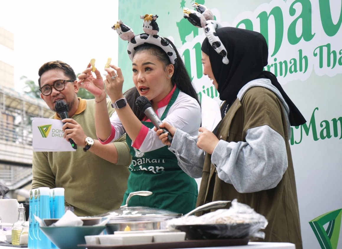 Chef Aiko (tengah) memberikan tip mengolah daging hewan kurban.