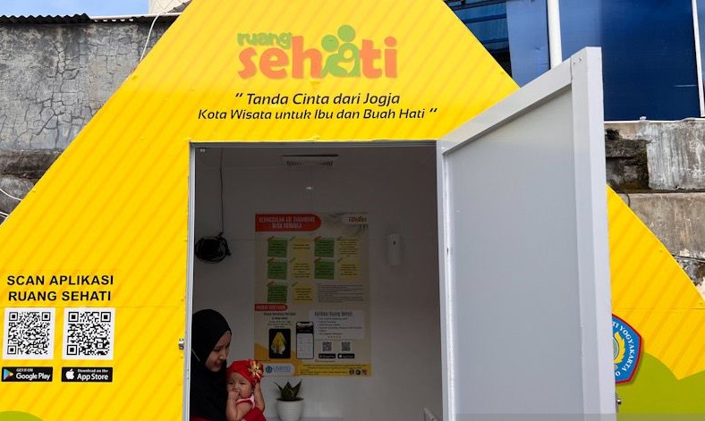 Seorang wisatawan memanfaatkan ruang laktasi yang disediakan untuk ibu menyusui di Teras Malioboro 2, Kota Yogyakarta, DI Yogyakarta