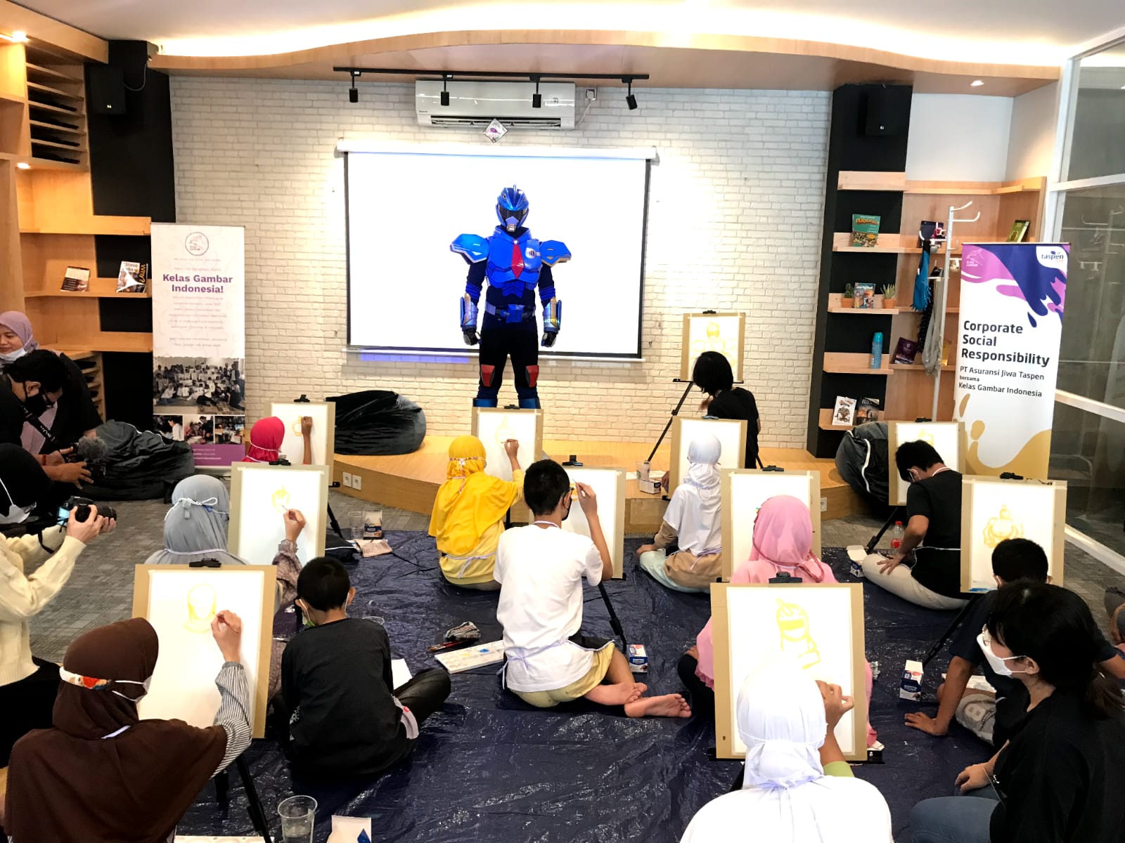 Anak-anak tuli dari Handai Tuli sebelumnya menjalani Pre Bootcamp dan Bootcamp Kelas Gambar.