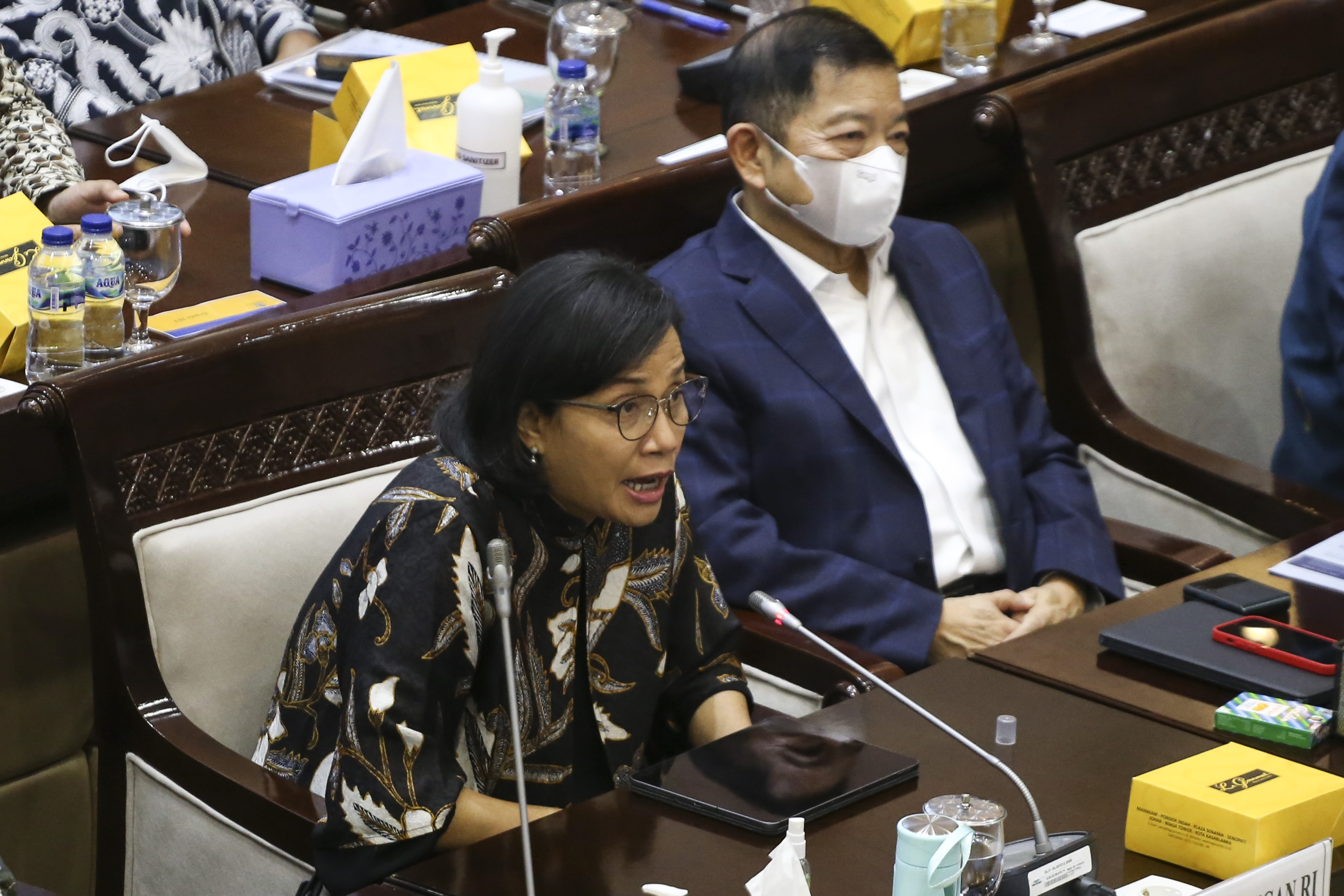 Menteri Keuangan Sri Mulyani Indrawati (kiri) 