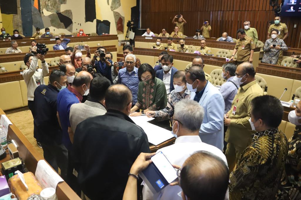 Pemerintah dan Komisi II DPR RI menandatangani RUU Persidangan Tingkat I RUU Pembentukan Tiga Provinsi Baru Papua.