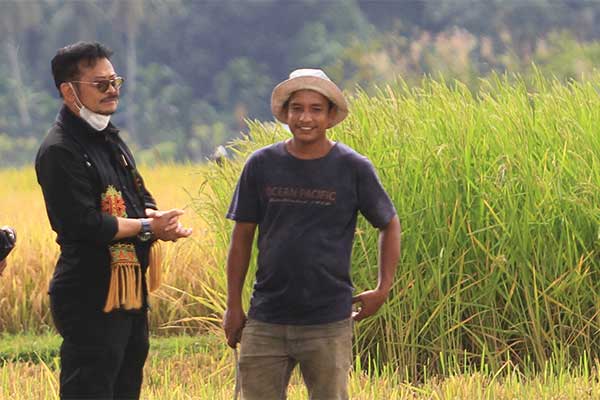 Menteri Pertanian Syahrul Yasin Limpo (kiri)  berbincang dengan petani