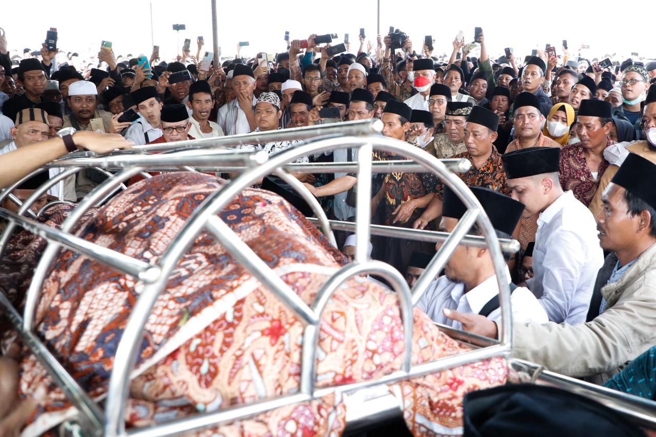 Gubernur Jateng Ganjar Pranowo ikut mengantarkan jenazah KH Dimyati Rois dimakamkan di lingkungan Ponpes Al Fadllu Wal Fadlilah 2, Kendal