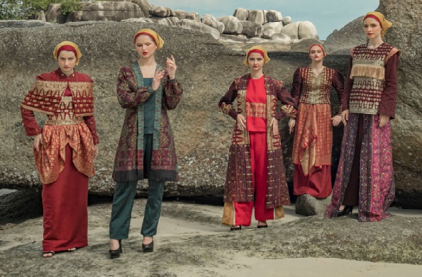 Koleksi bertema Jelita karya desainer Wignyo Rahadi.