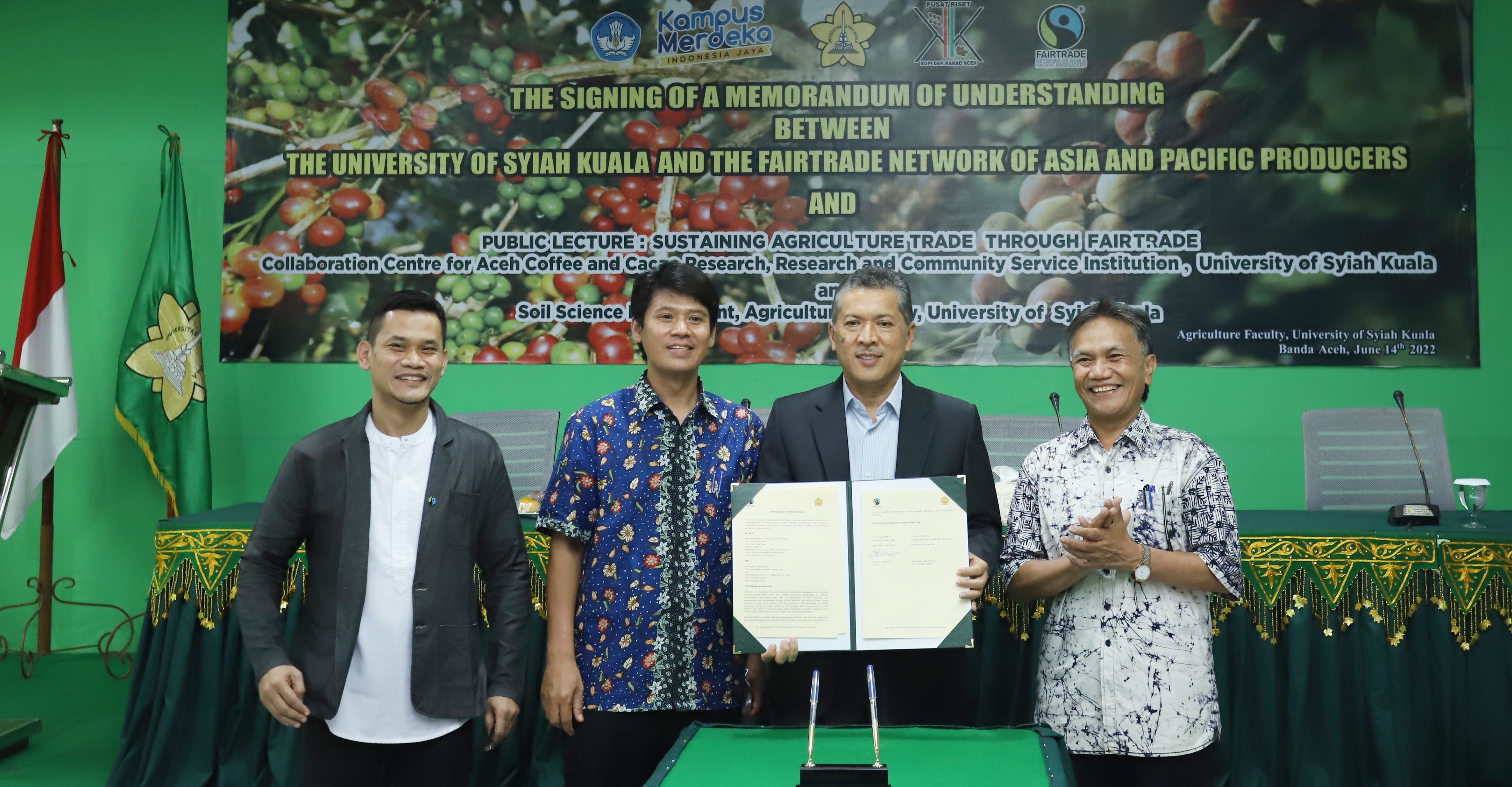 Rektor USK Prof. Dr, Ir Marwan dan Manajer Fairtrade NAPP Asia Tenggara, Erwin Novianto menunjukkan maskah MoU yang baru ditanda tangani 