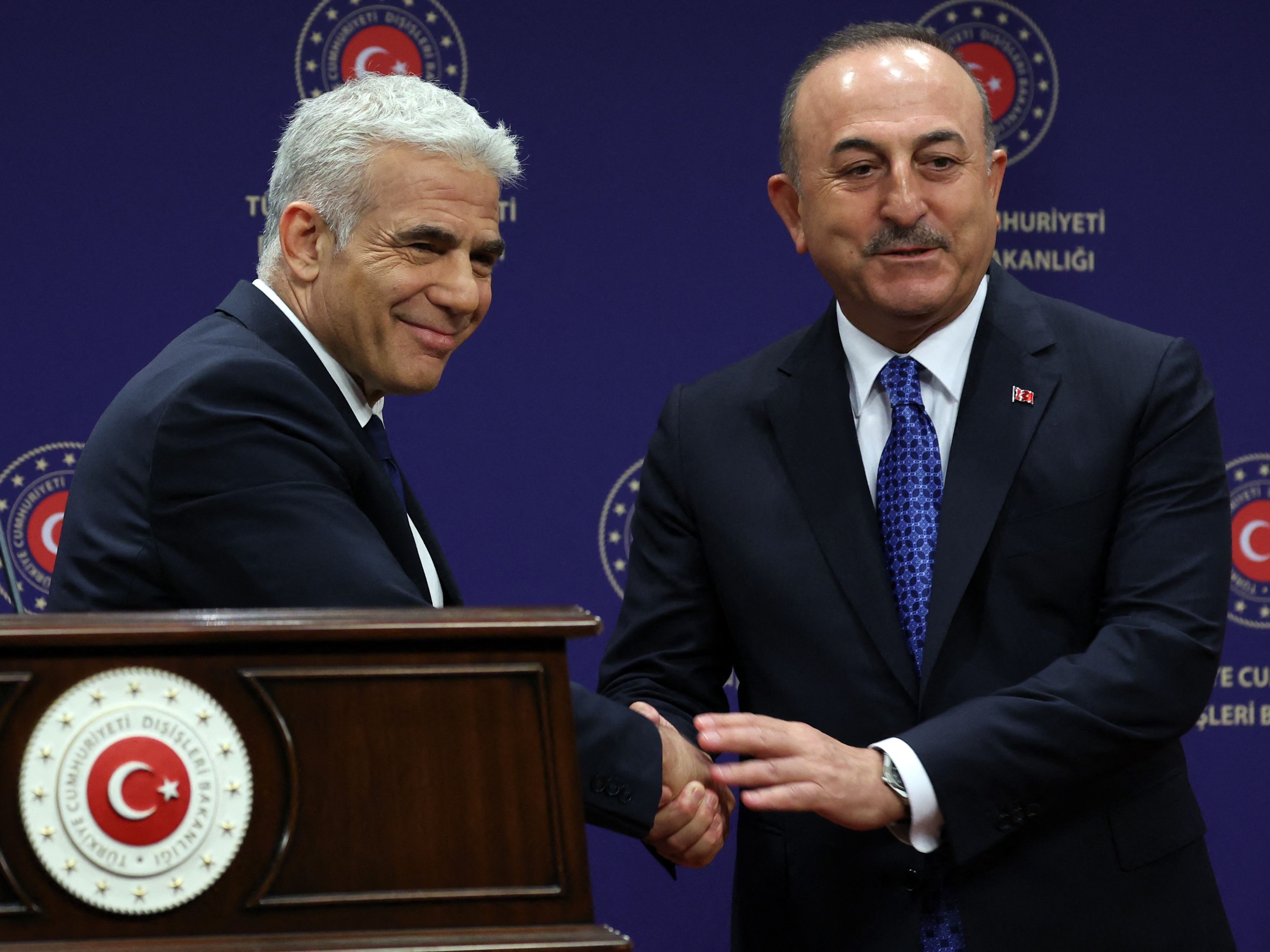 Menteri Luar Negeri Israel Yair Lapid (kiri) dan Menteri Luar Negeri Turki Mevlut Cavusoglu (kanan).