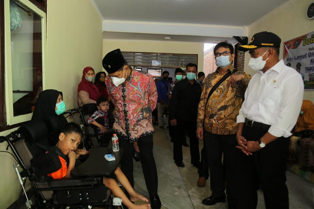 Menko PMK Muhadjir Effendy (kanan)