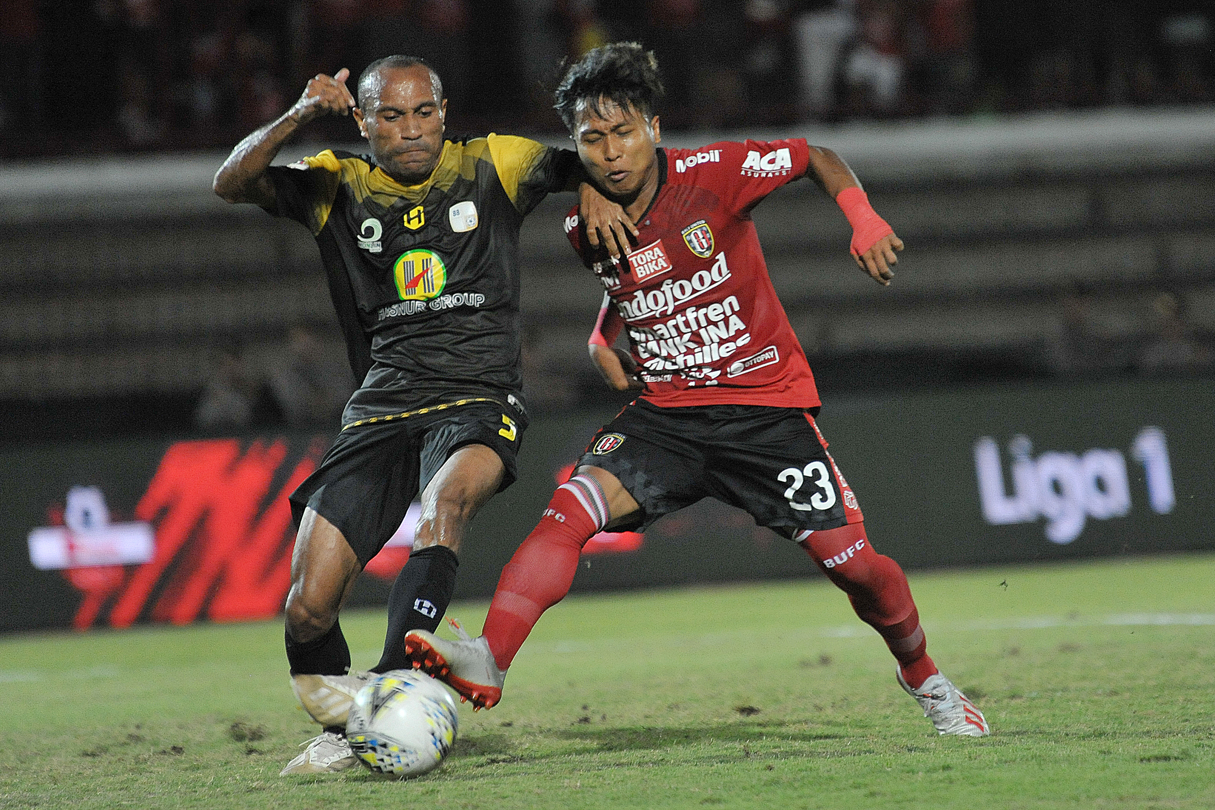 Pemain Bali United Fahmi Al Ayyubi (kanan)